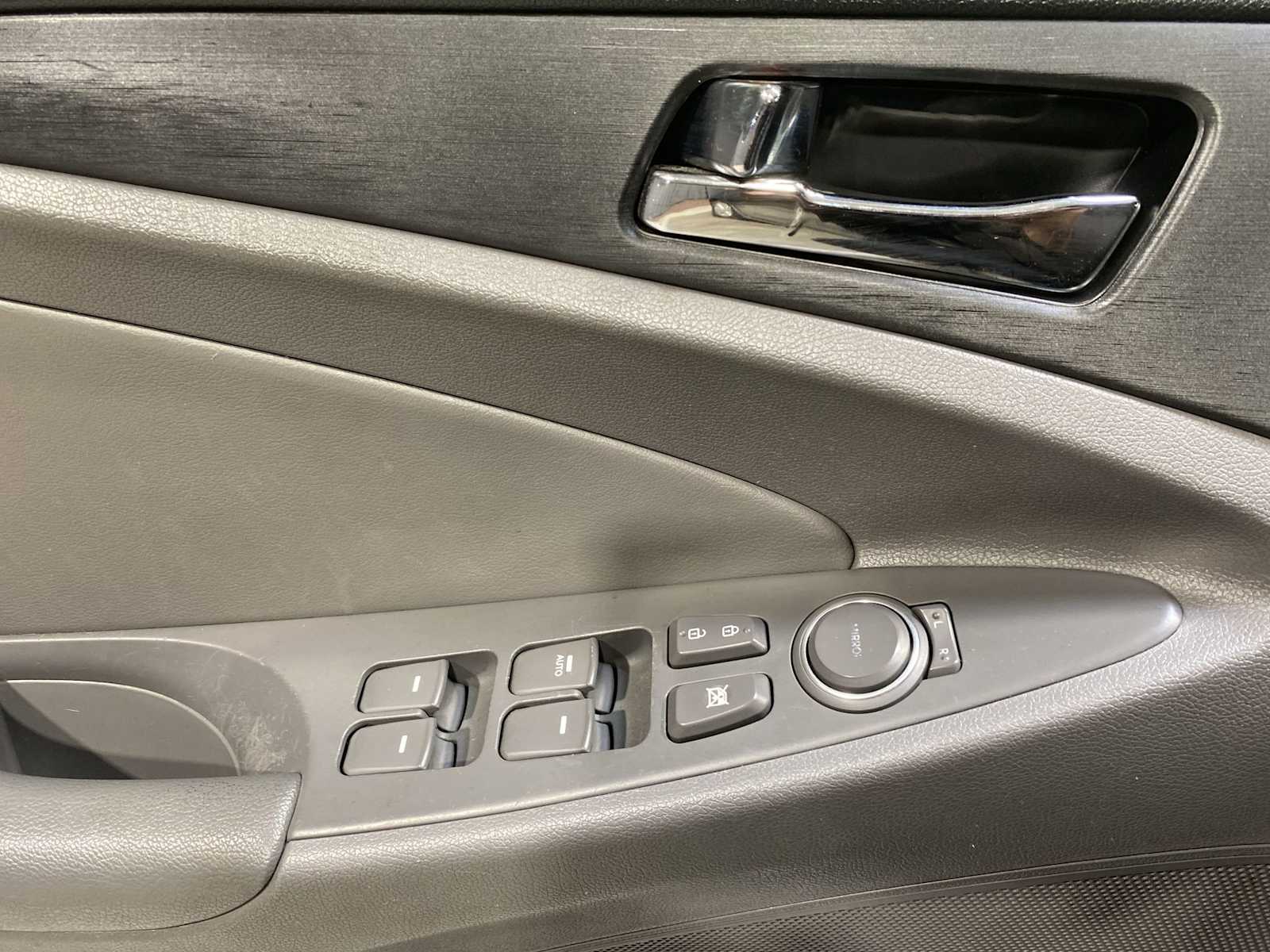 Thumbnail: 2013 Hyundai Sonata - 23