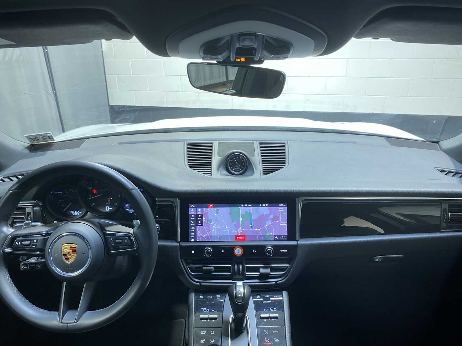 Thumbnail: 2023 Porsche Macan - 10