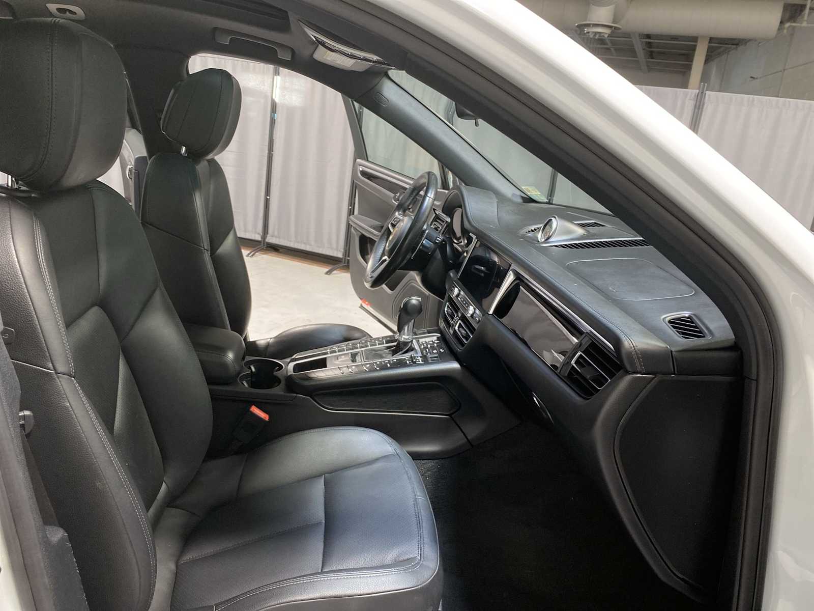 Thumbnail: 2020 Porsche Macan - 14