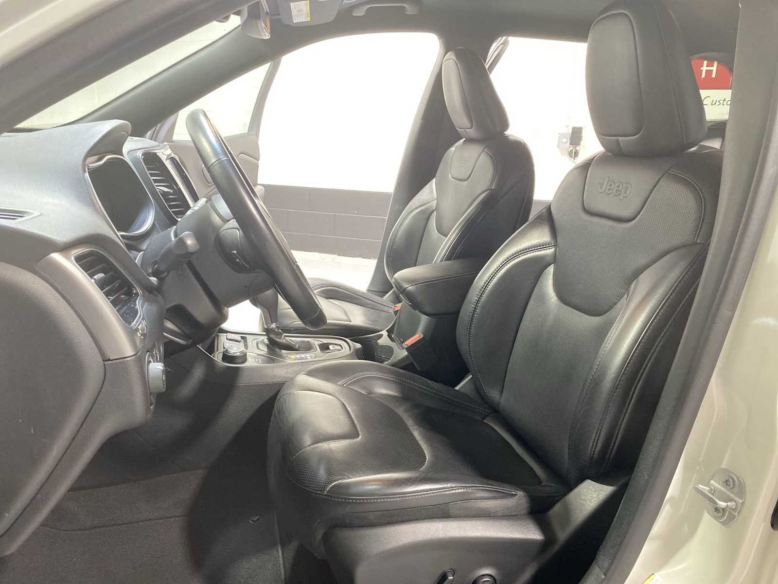 Thumbnail: 2019 Jeep Cherokee - 11