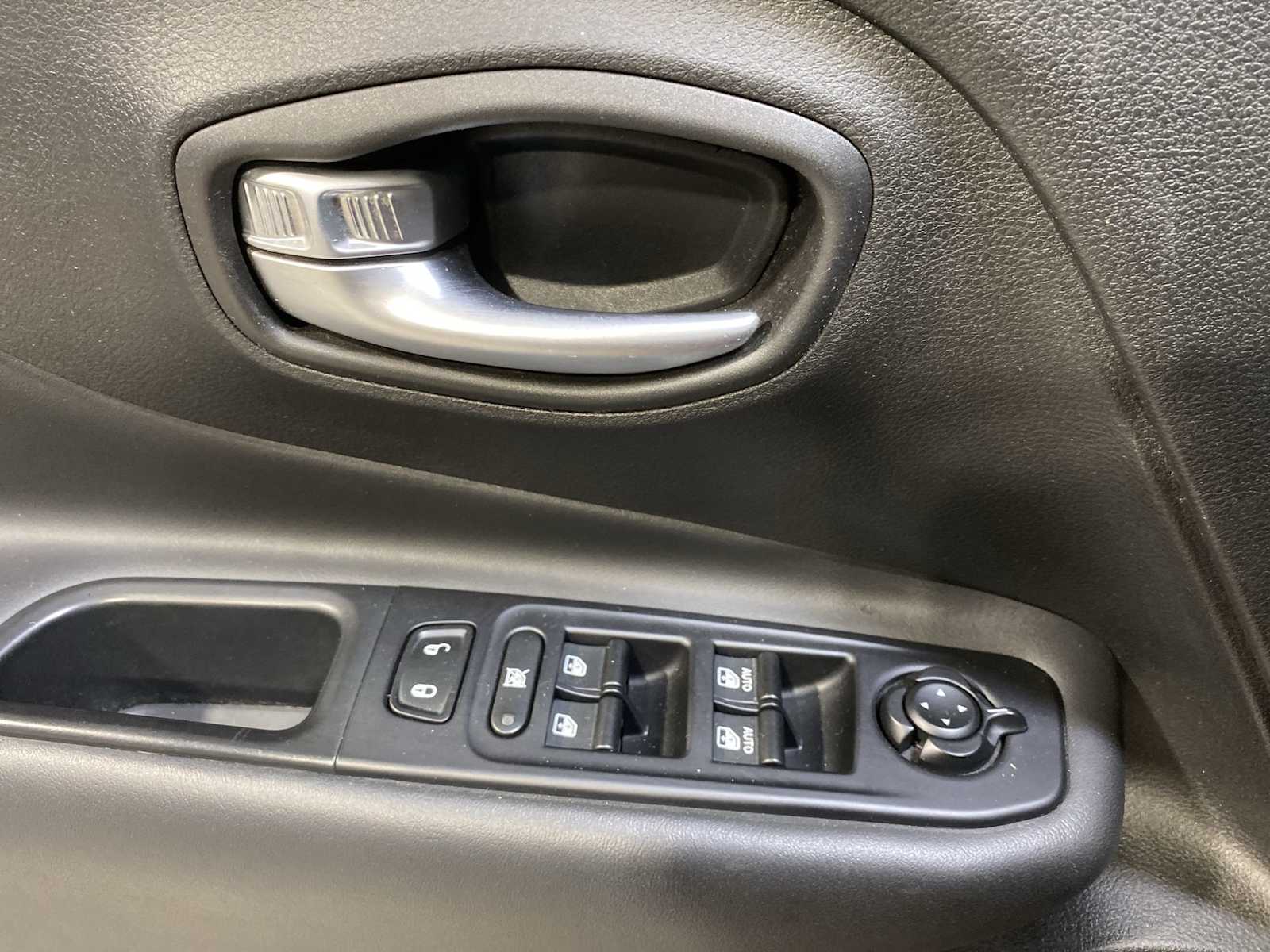 Thumbnail: 2018 Jeep Renegade - 23