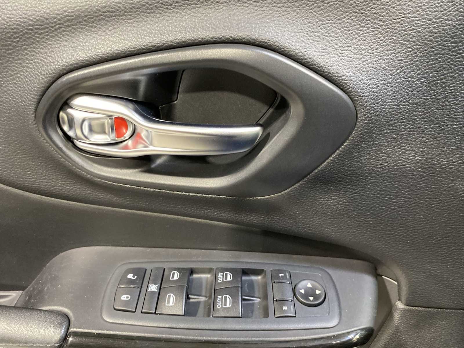 Thumbnail: 2020 Jeep Cherokee - 23