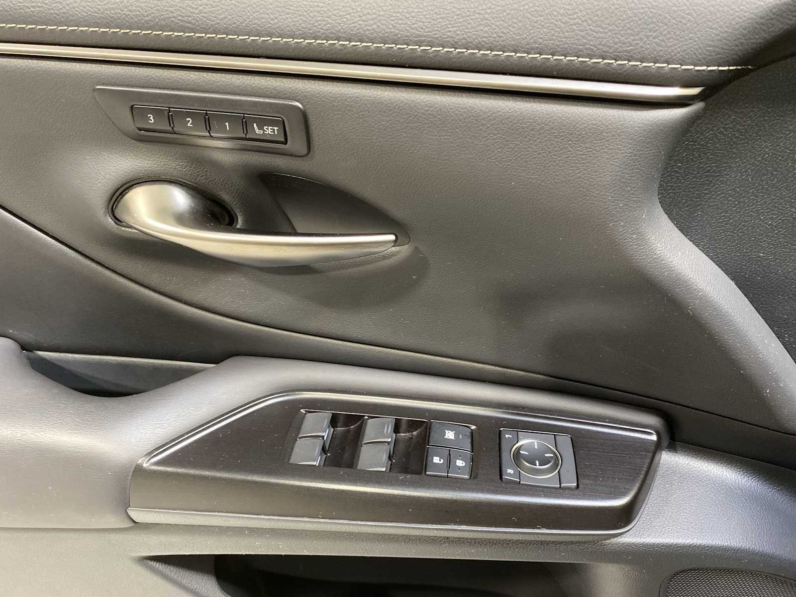 Thumbnail: 2019 Lexus ES - 23