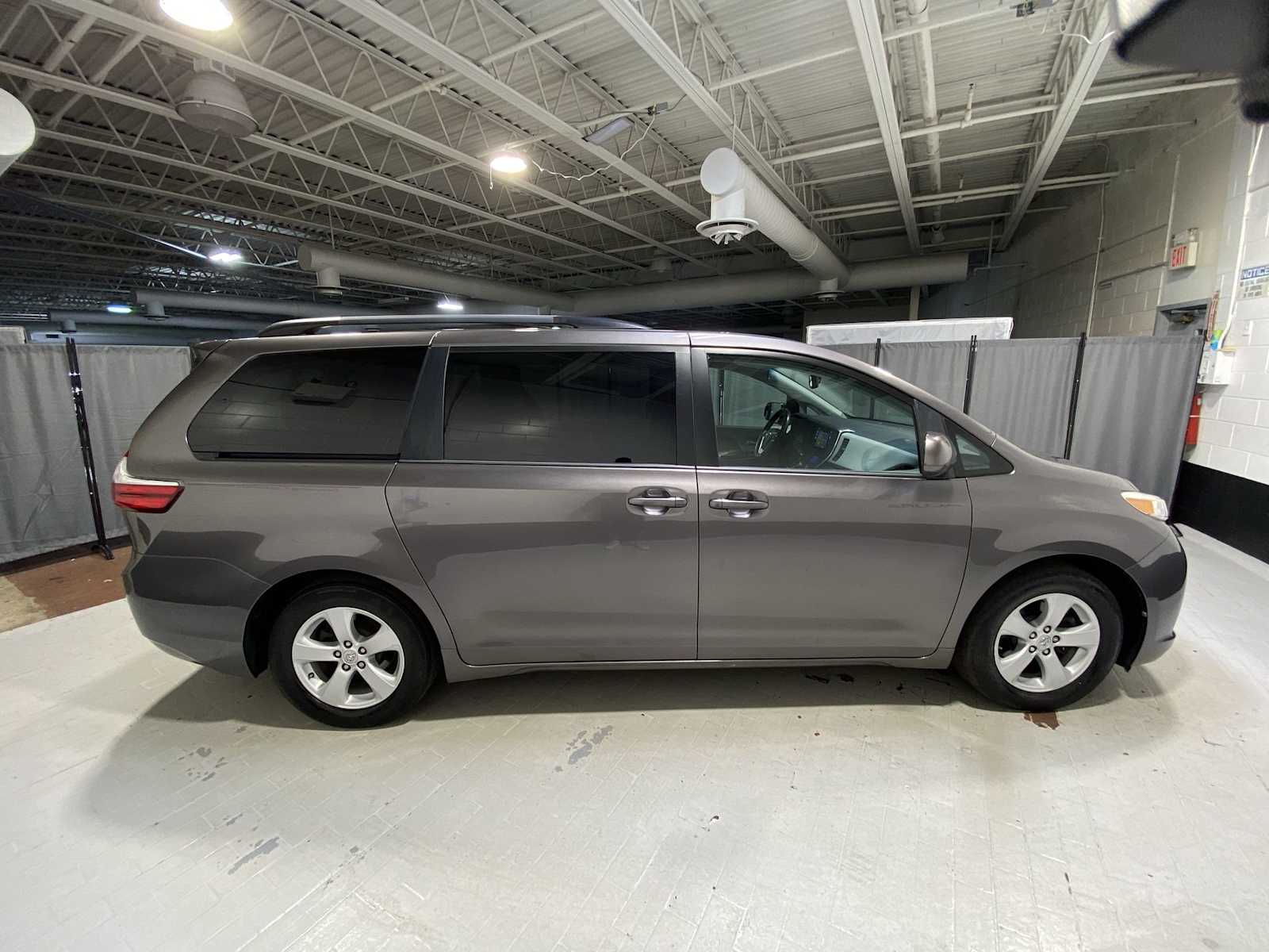 Thumbnail: 2015 Toyota Sienna - 27