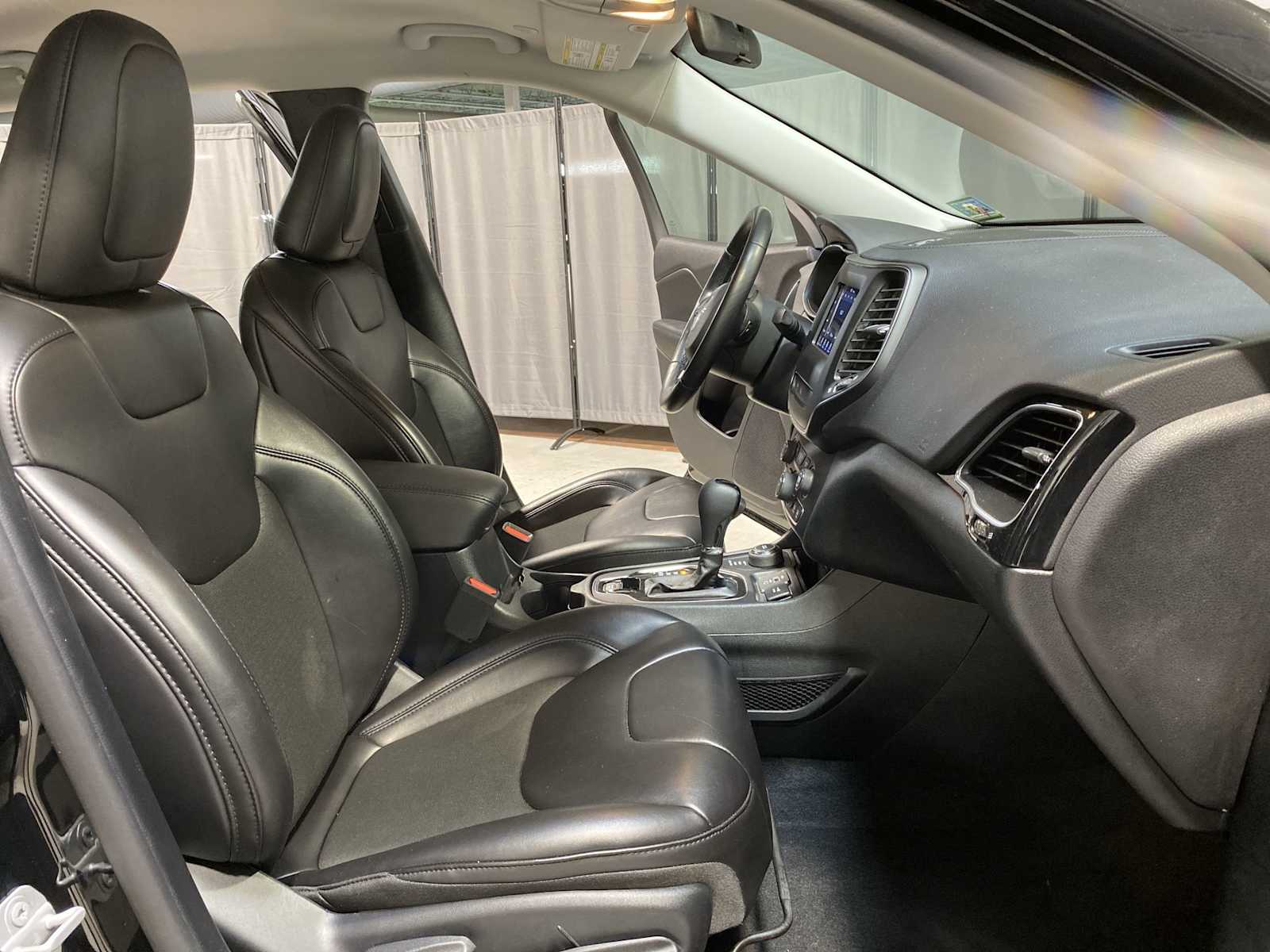 Thumbnail: 2020 Jeep Cherokee - 14