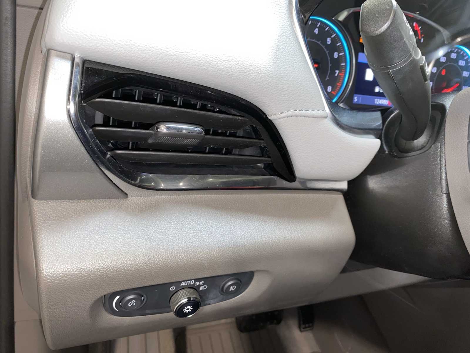 Thumbnail: 2020 Chevrolet Traverse - 24