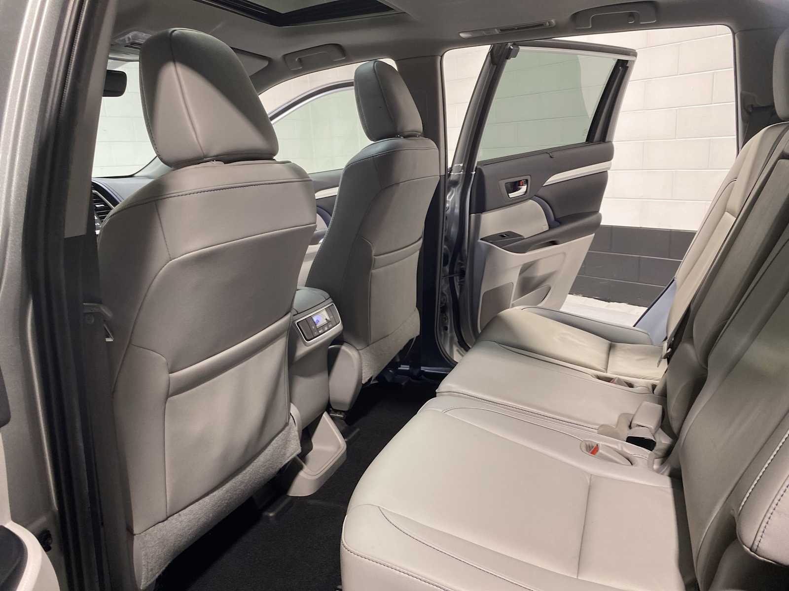 Thumbnail: 2019 Toyota Highlander - 12