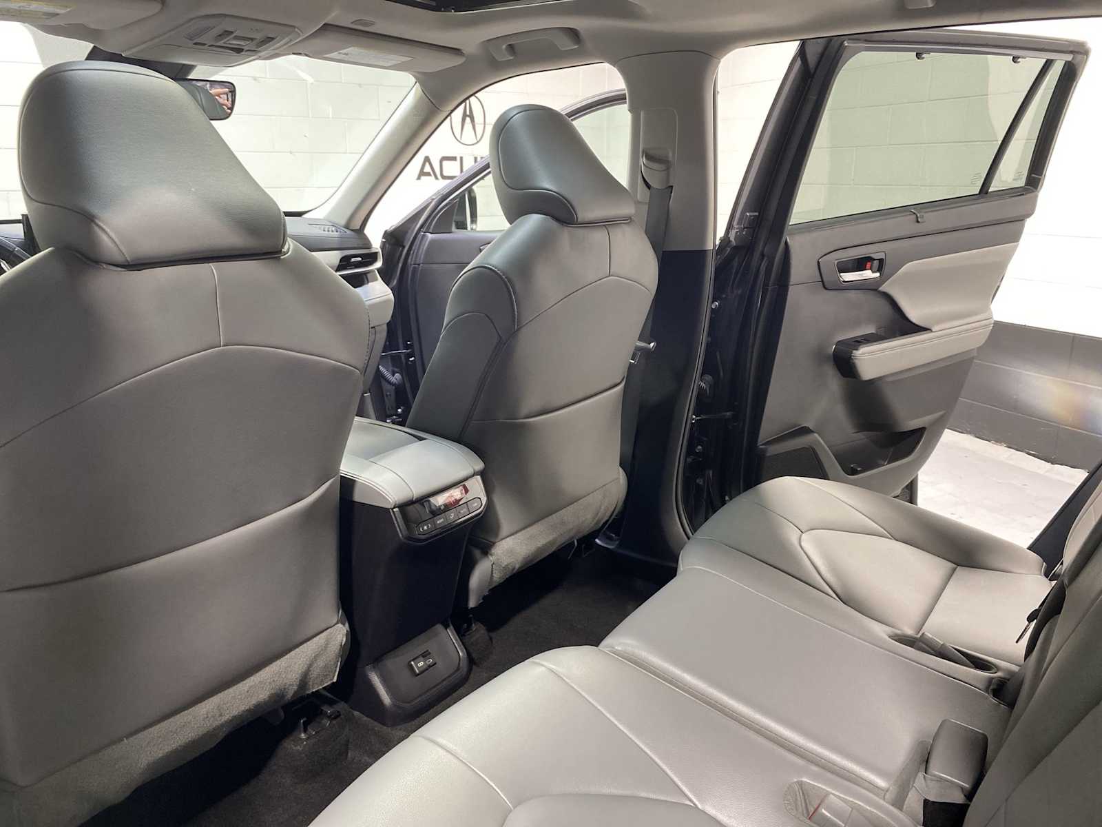 Thumbnail: 2023 Toyota Highlander - 12