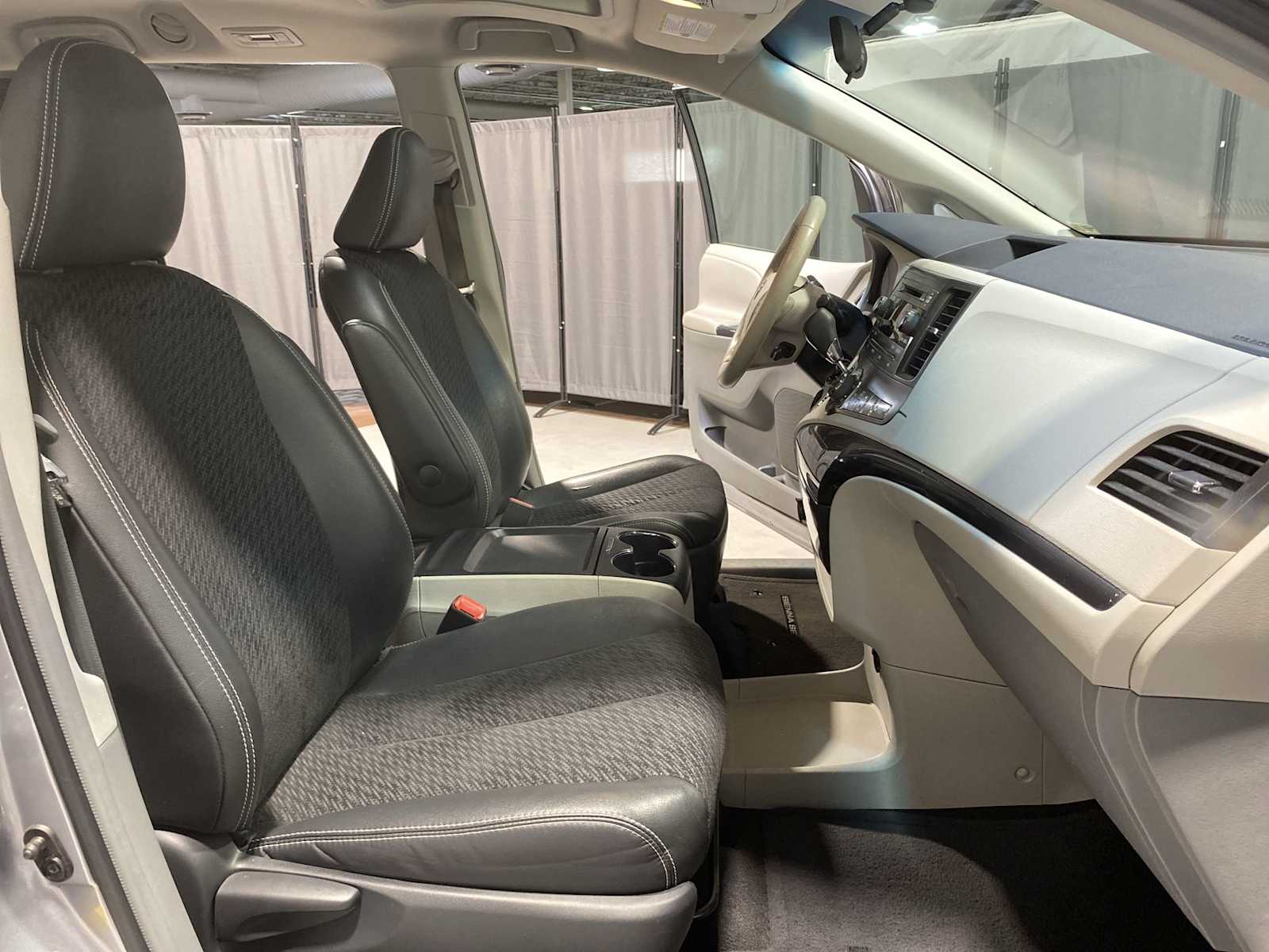 Thumbnail: 2011 Toyota Sienna - 14