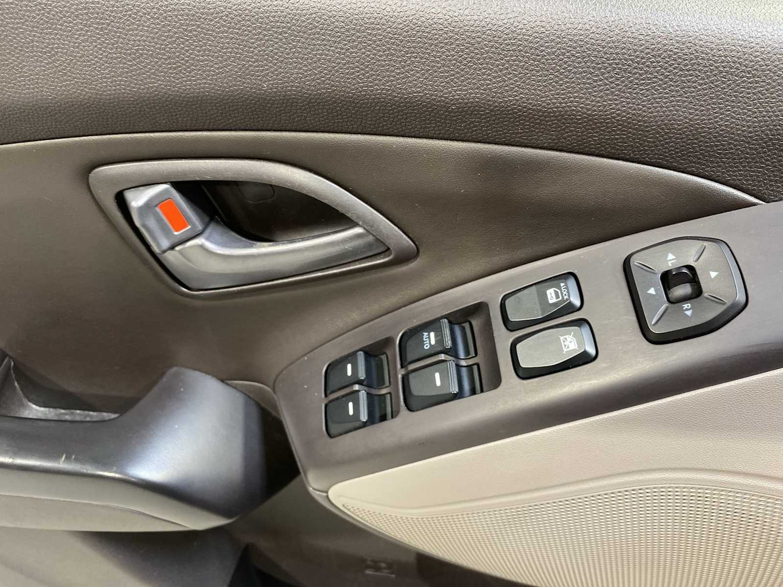 Thumbnail: 2014 Hyundai Tucson - 23