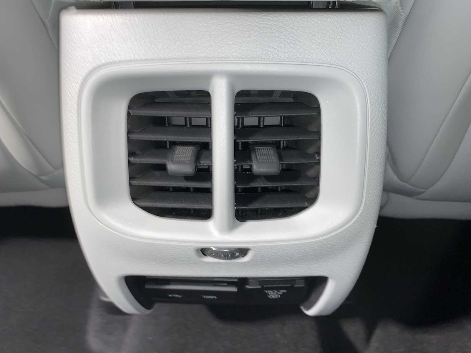 Thumbnail: 2020 Jeep Cherokee - 25