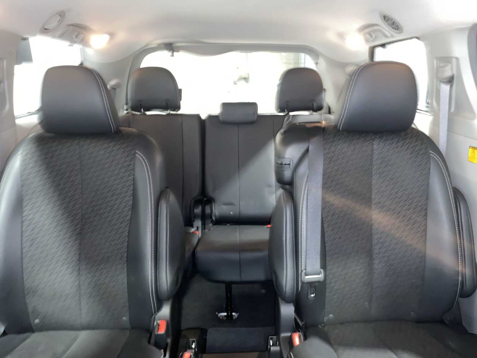 Thumbnail: 2011 Toyota Sienna - 22