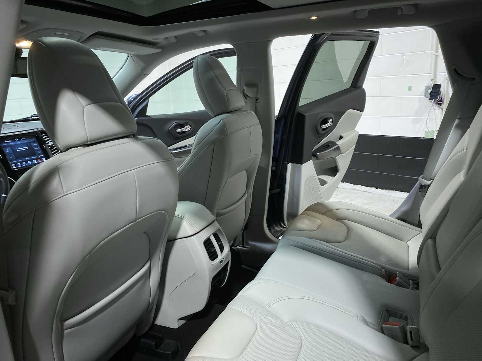 Thumbnail: 2020 Jeep Cherokee - 12