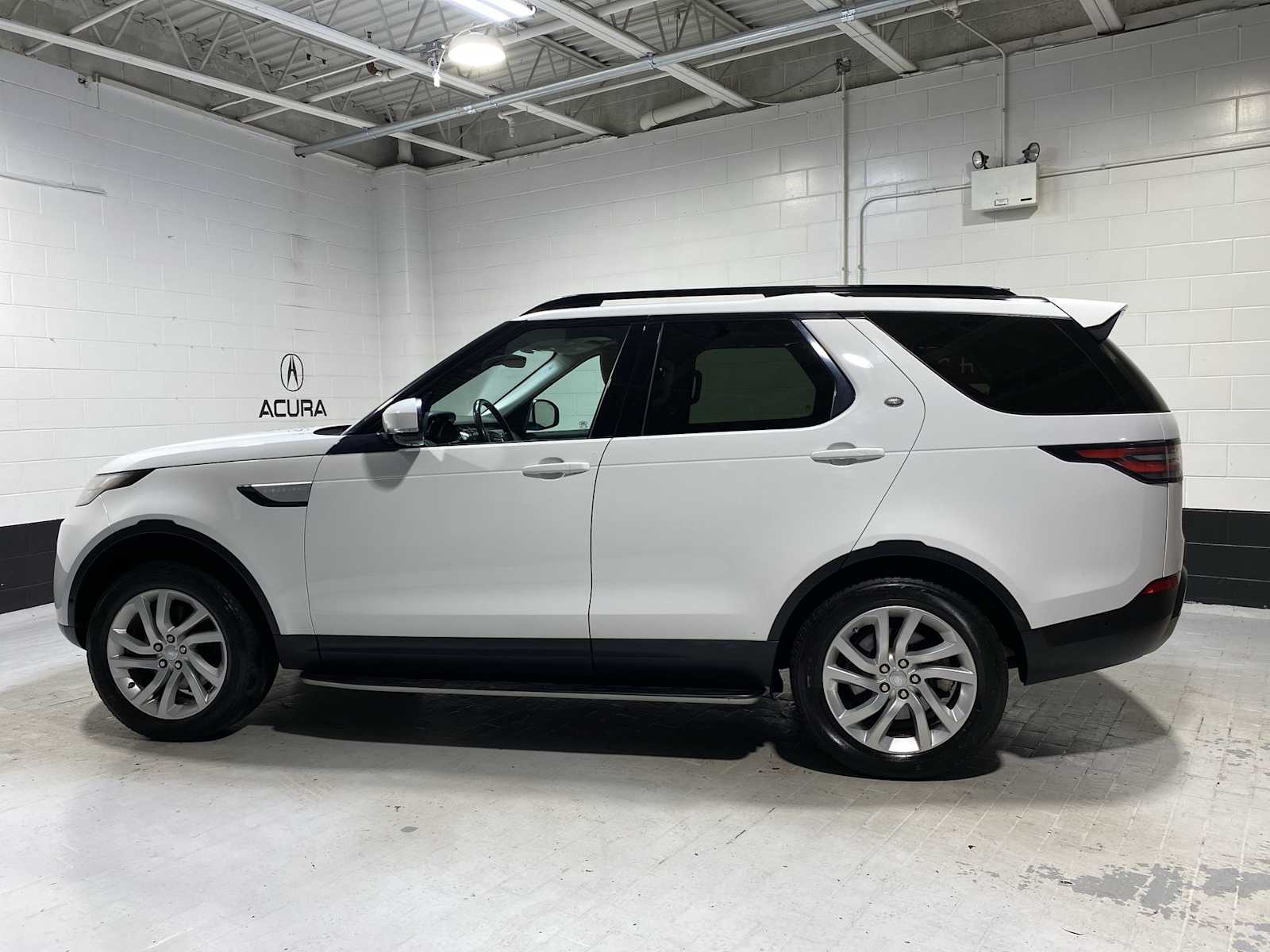 Thumbnail: 2017 Land Rover Discovery - 3