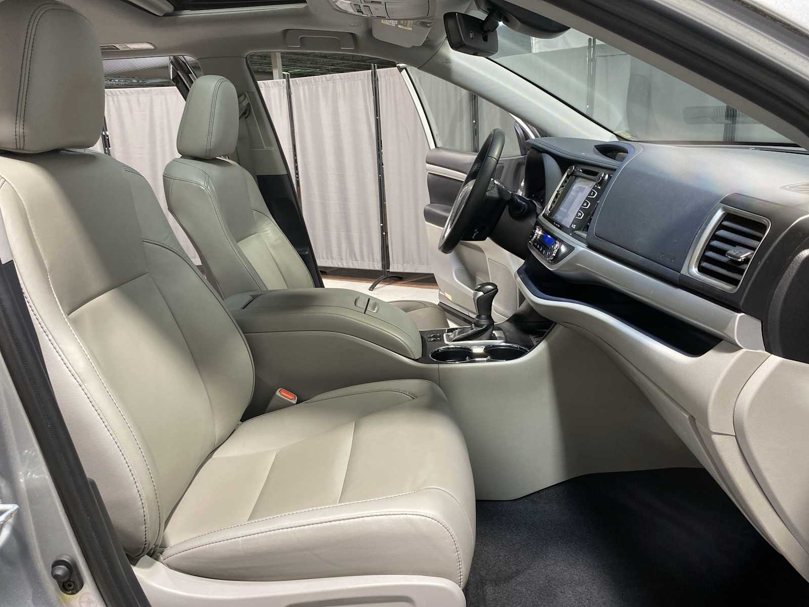 Thumbnail: 2019 Toyota Highlander - 14