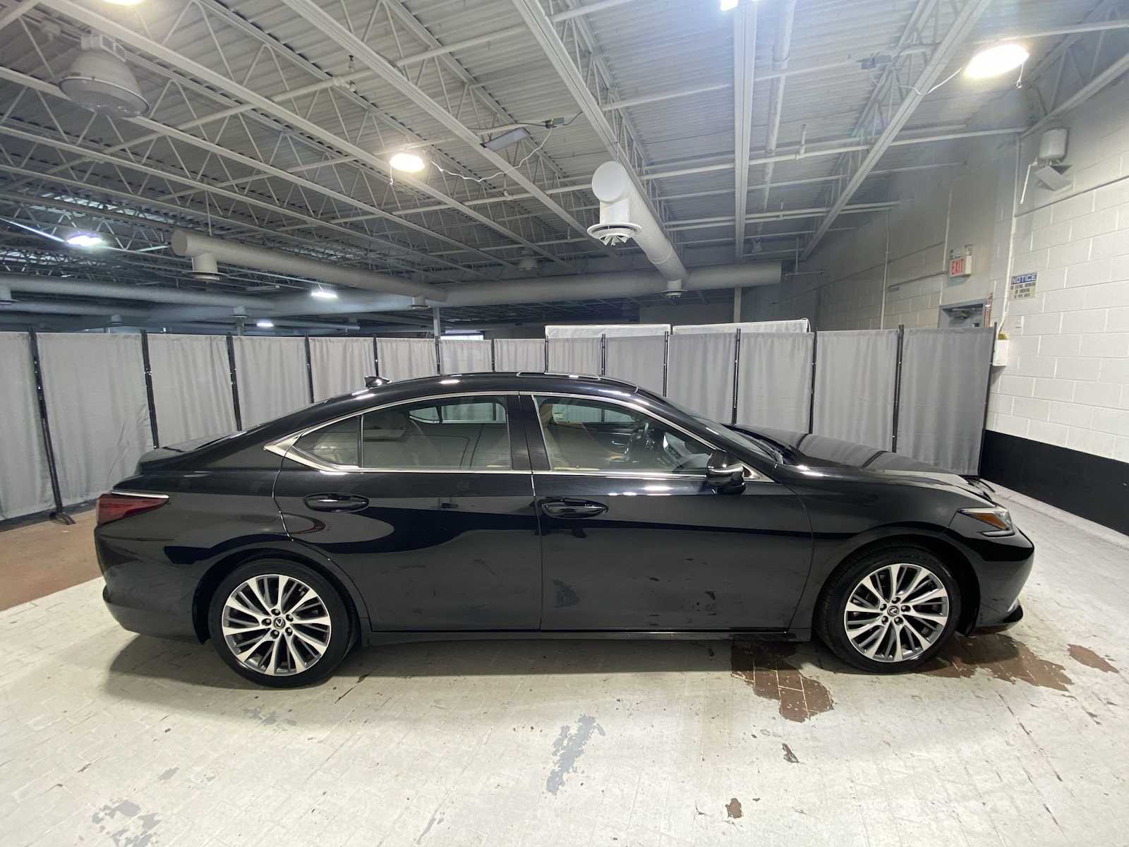 Thumbnail: 2020 Lexus ES - 27