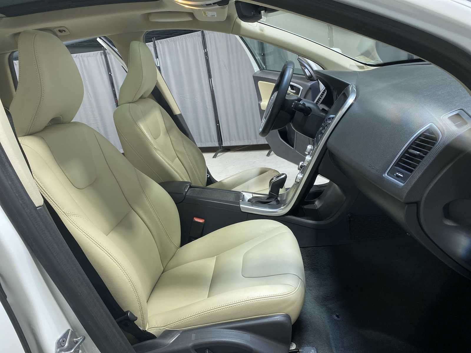 Thumbnail: 2016 Volvo XC60 - 14