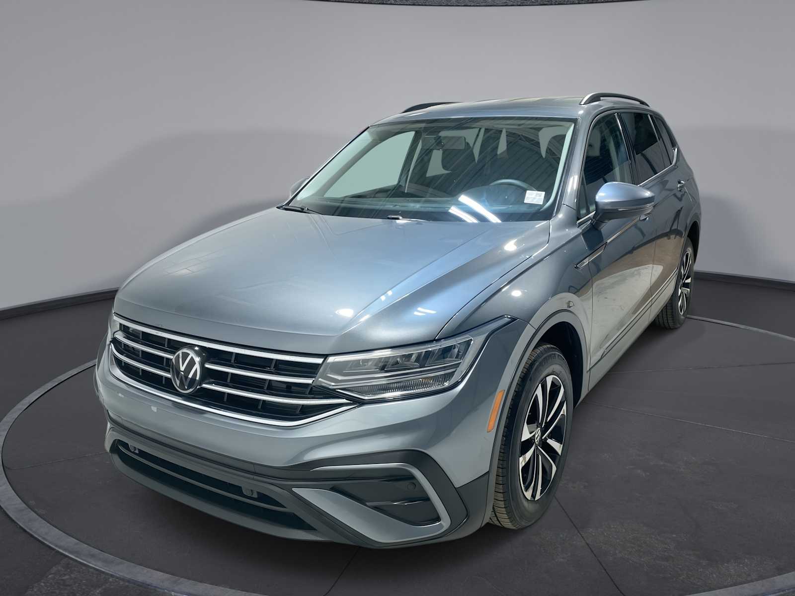 Thumbnail: 2022 Volkswagen Tiguan - 1