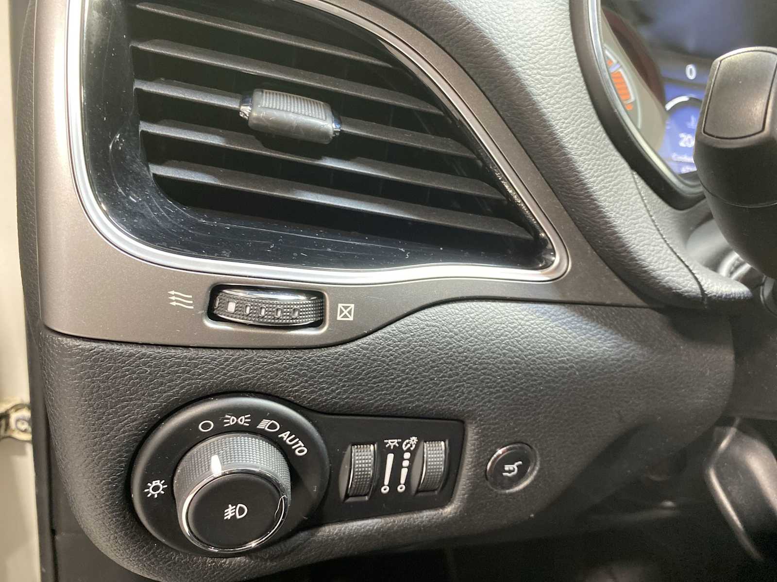 Thumbnail: 2019 Jeep Cherokee - 24