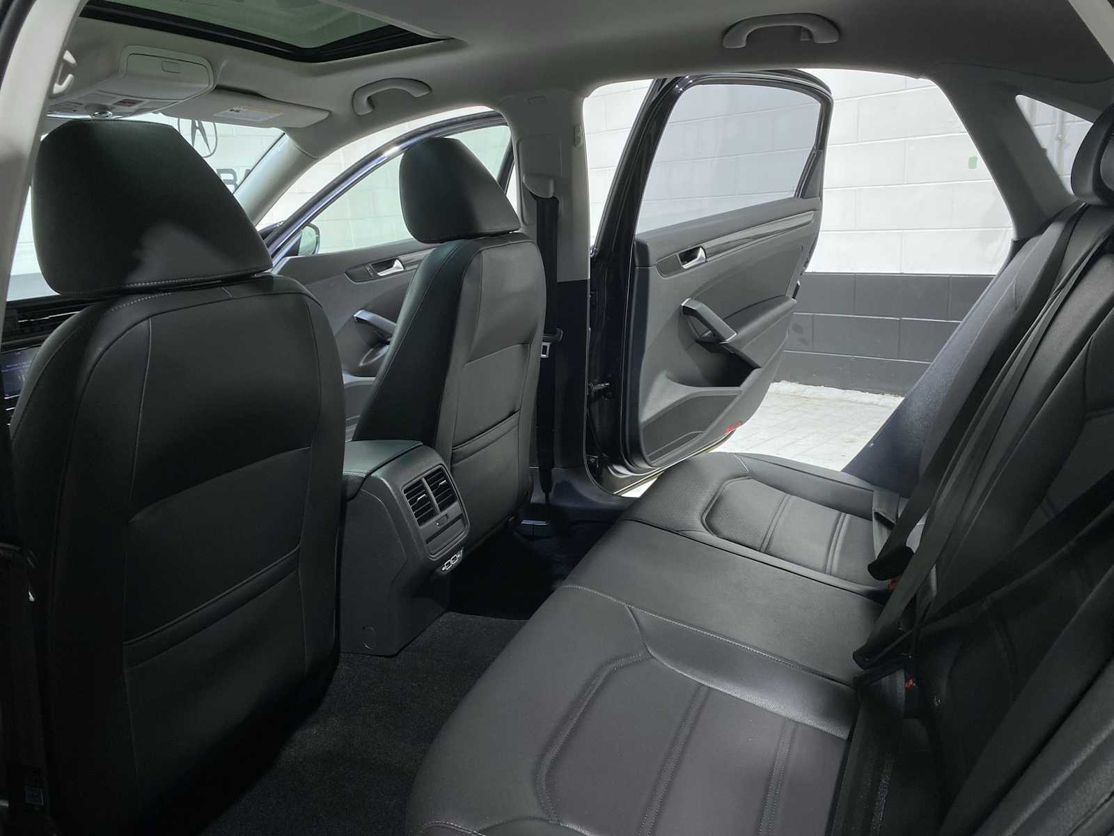 Thumbnail: 2020 Volkswagen Passat - 12