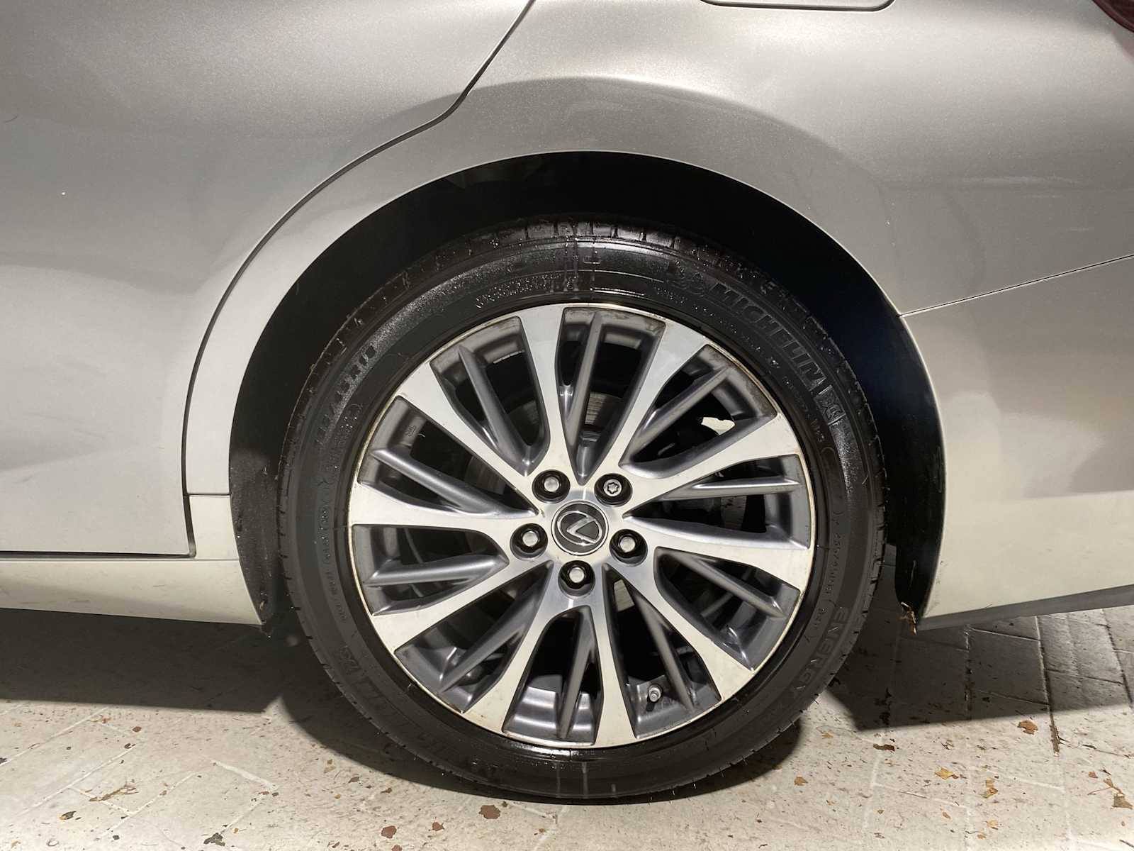 Thumbnail: 2019 Lexus ES - 8