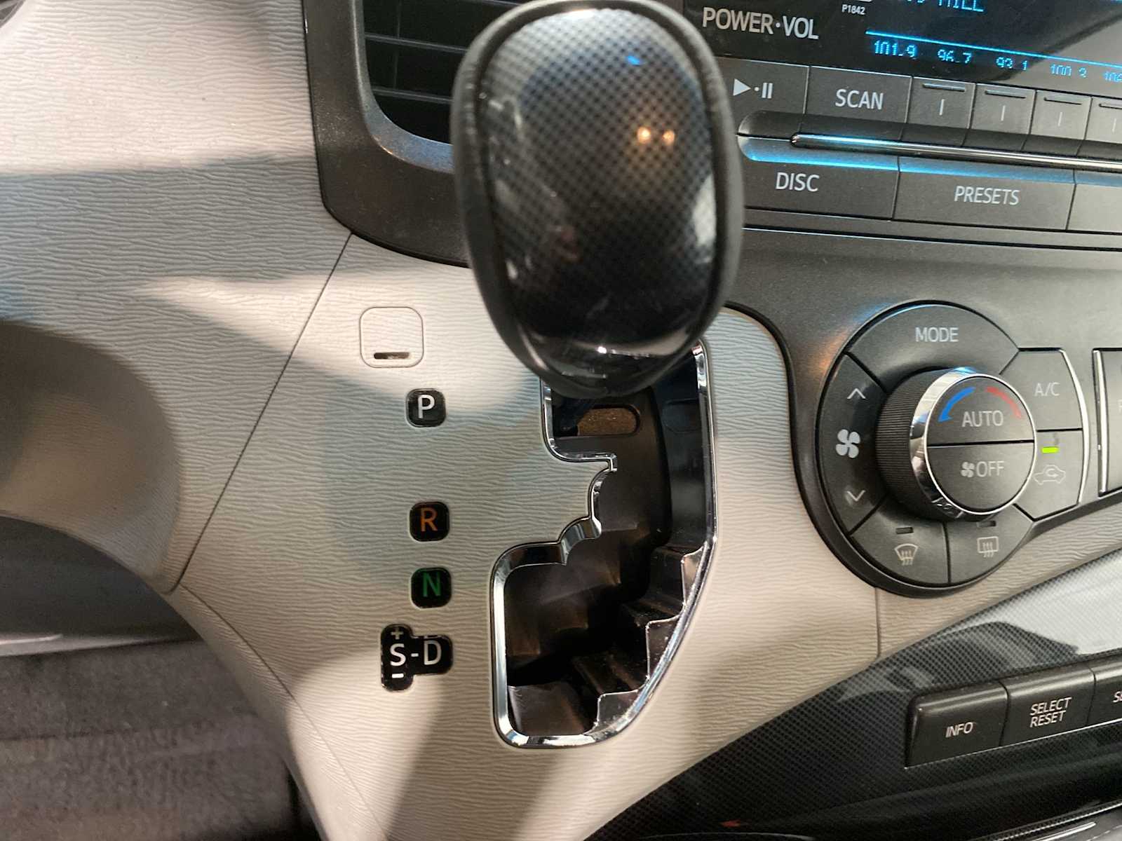 Thumbnail: 2011 Toyota Sienna - 17