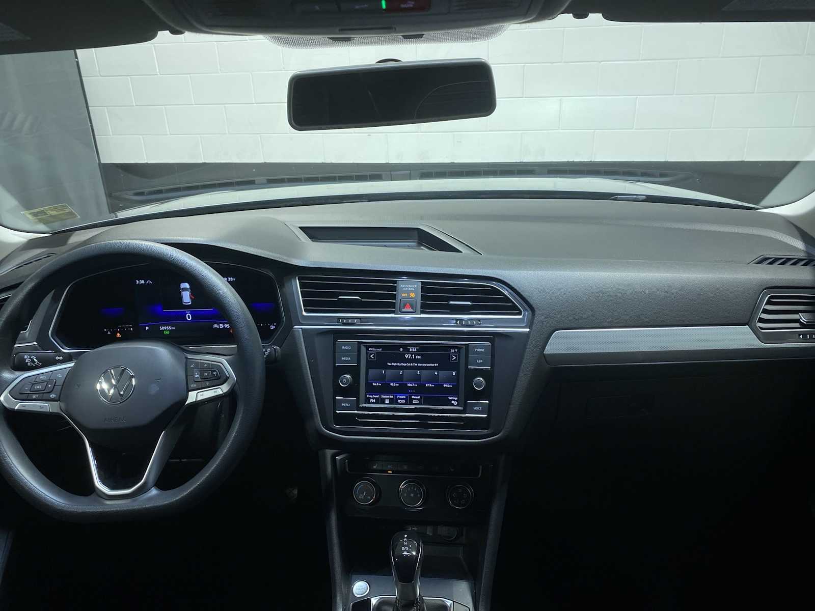 Thumbnail: 2022 Volkswagen Tiguan - 10