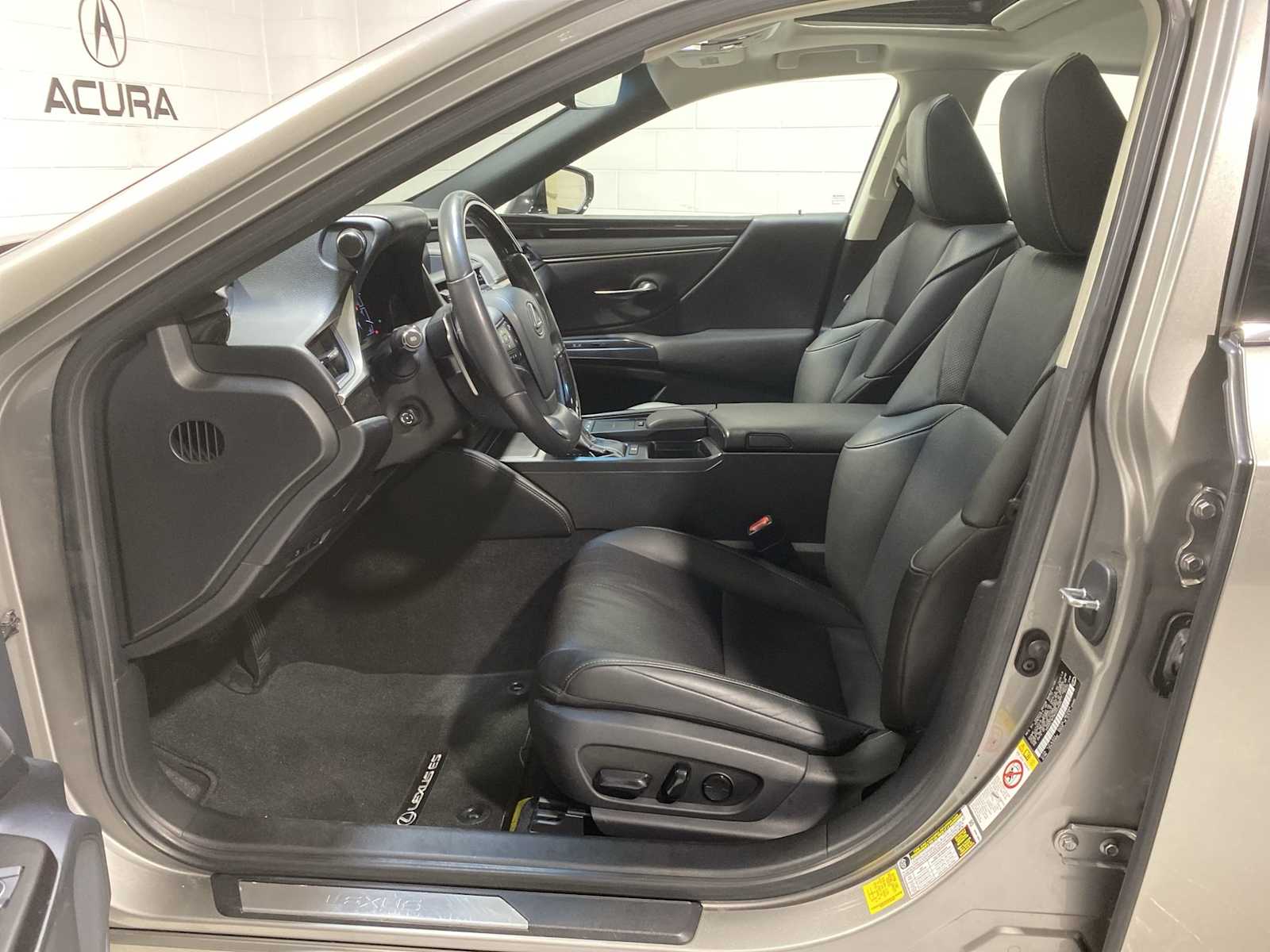 Thumbnail: 2019 Lexus ES - 2