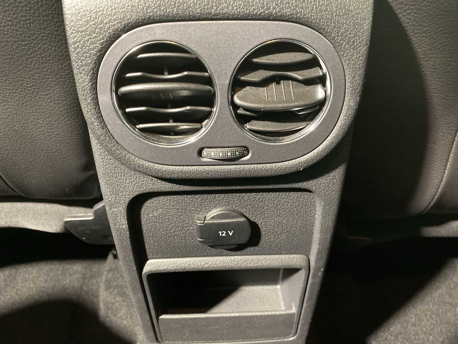 Thumbnail: 2014 Volkswagen Tiguan - 25