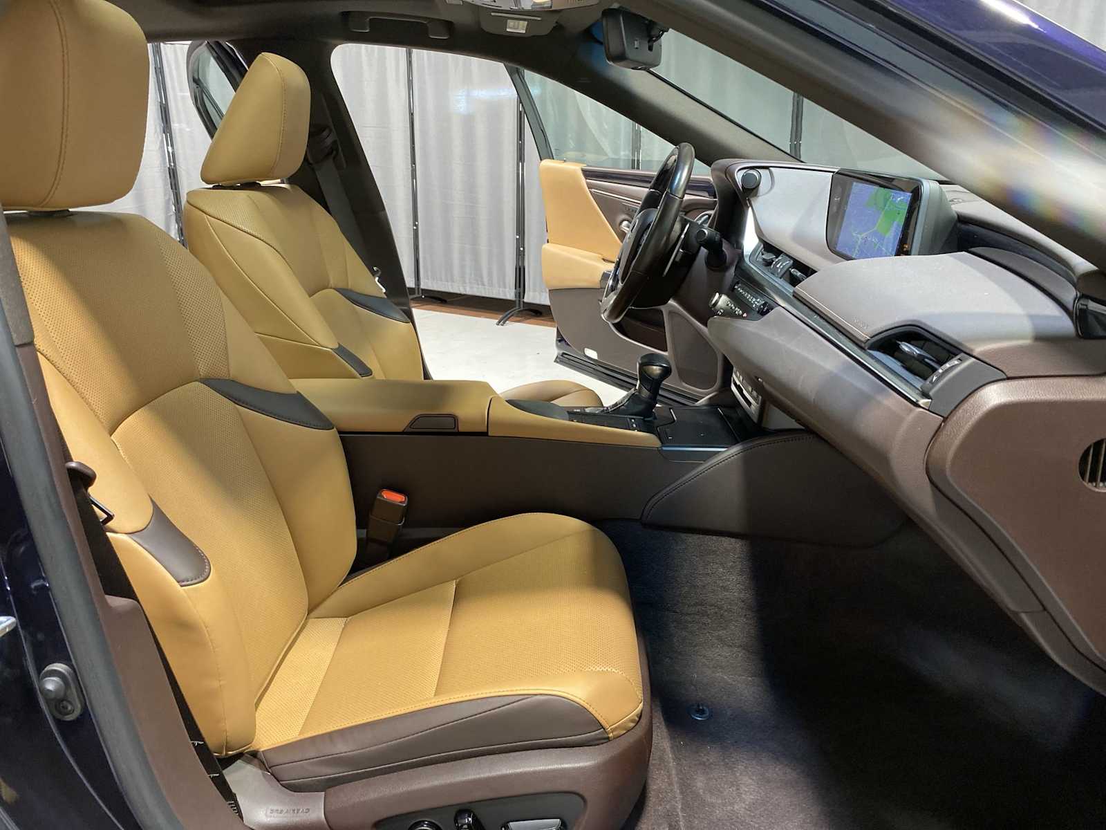 Thumbnail: 2021 Lexus ES - 14