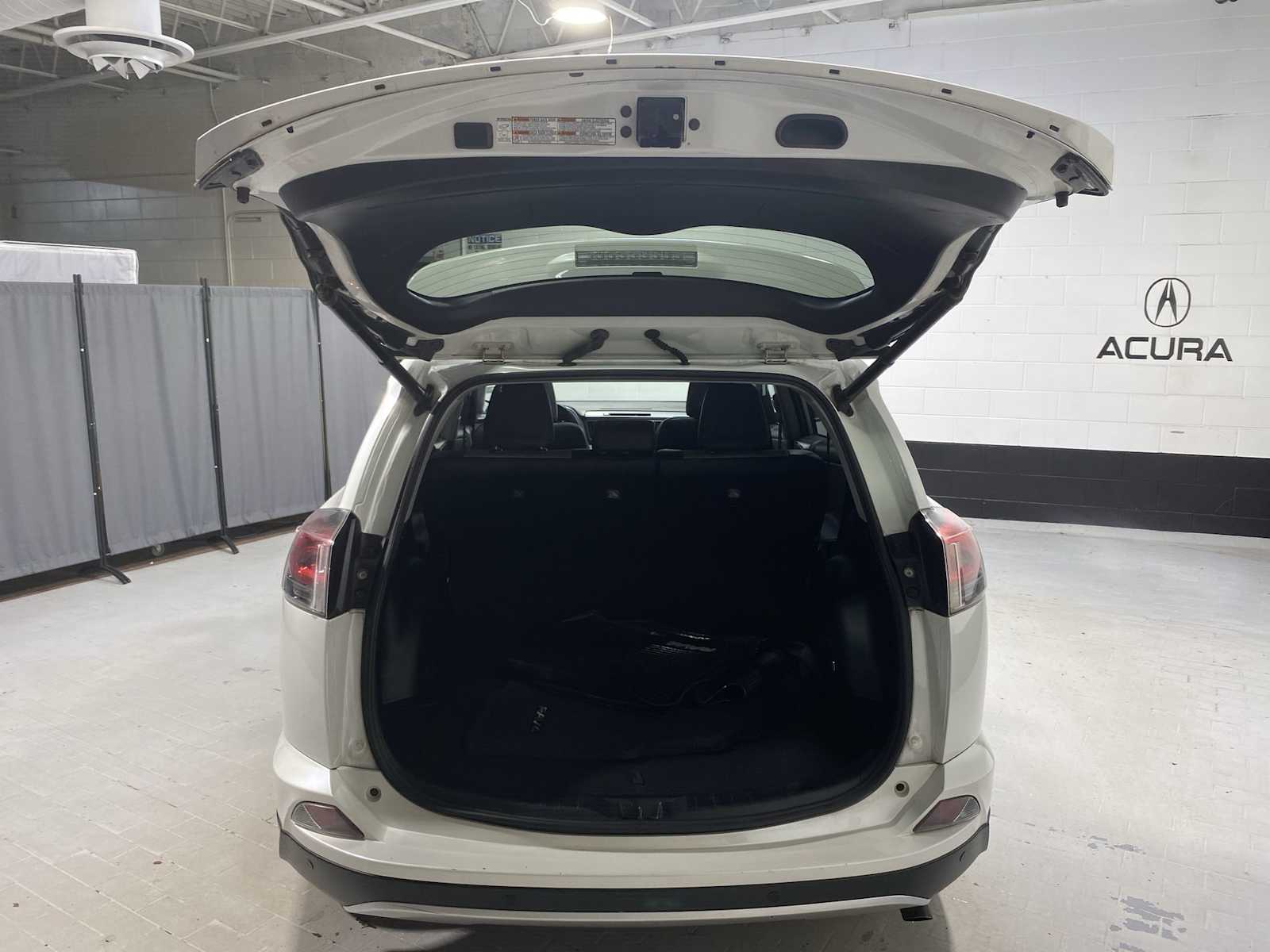 Thumbnail: 2016 Toyota RAV4 - 19