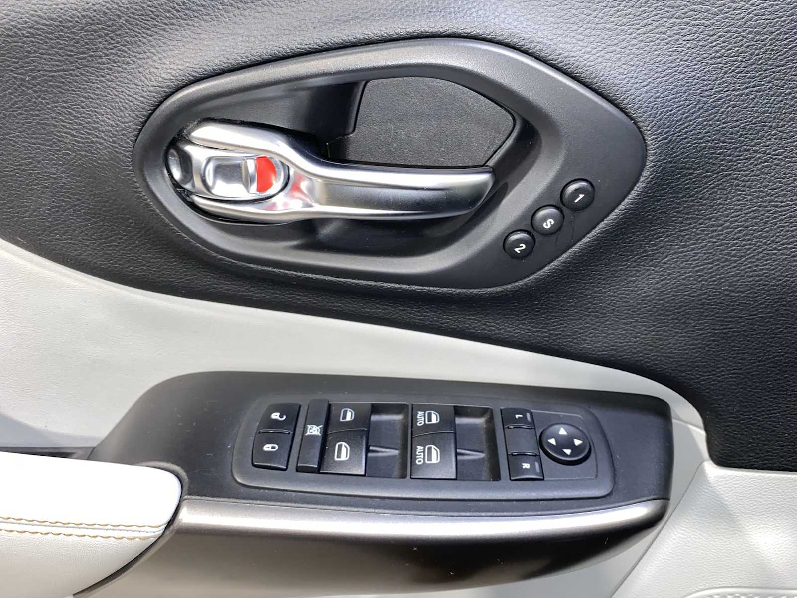 Thumbnail: 2020 Jeep Cherokee - 23