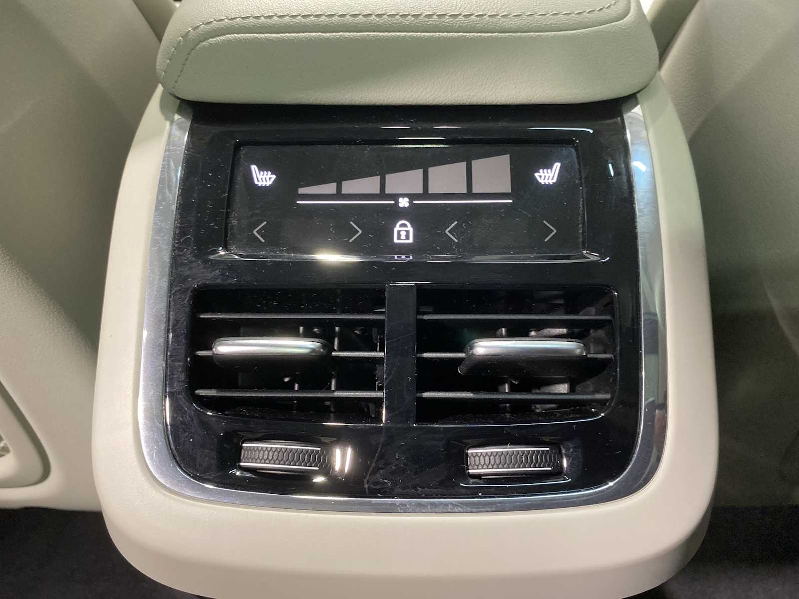 Thumbnail: 2023 Volvo XC60 - 25