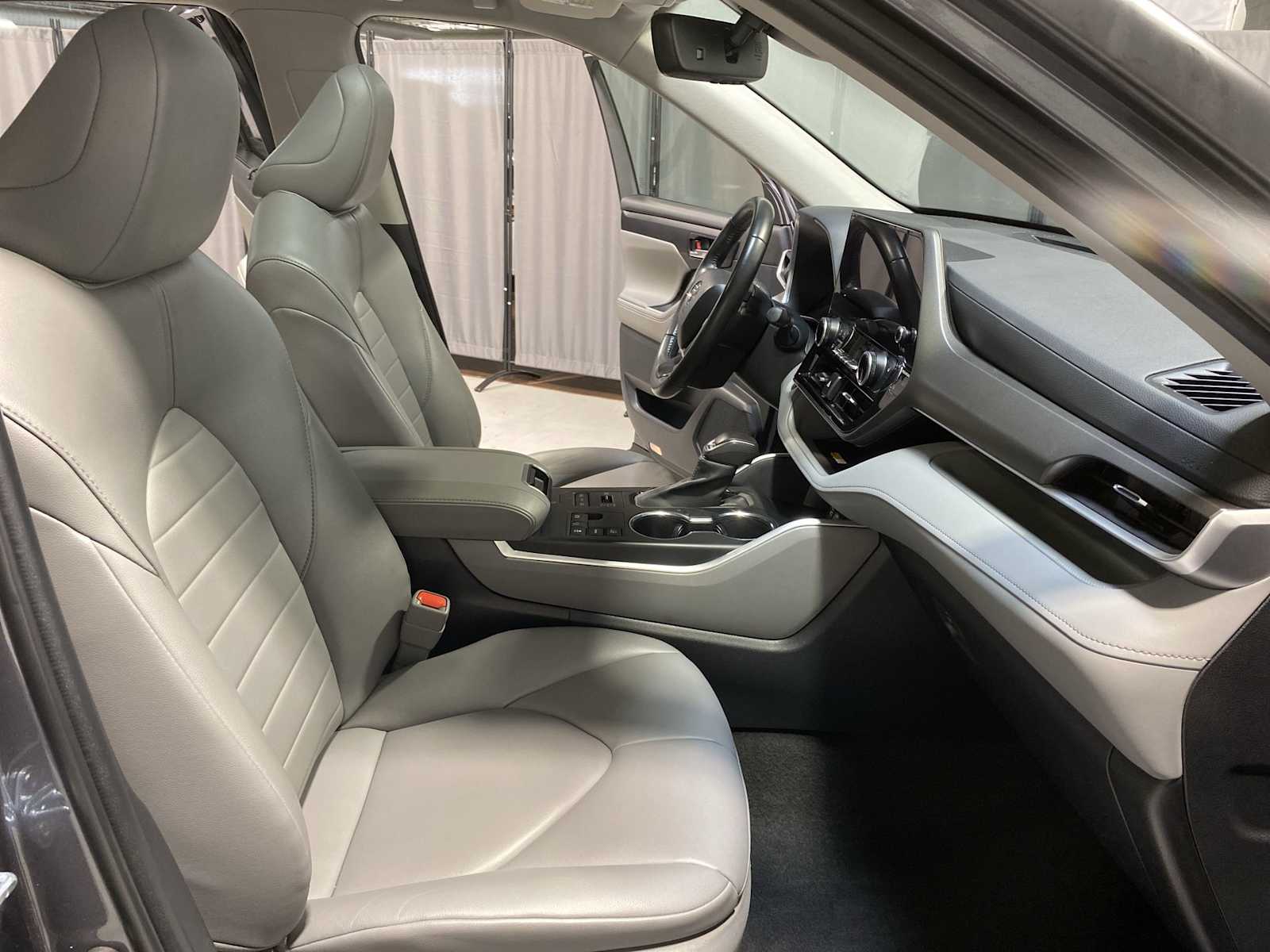 Thumbnail: 2023 Toyota Highlander - 14