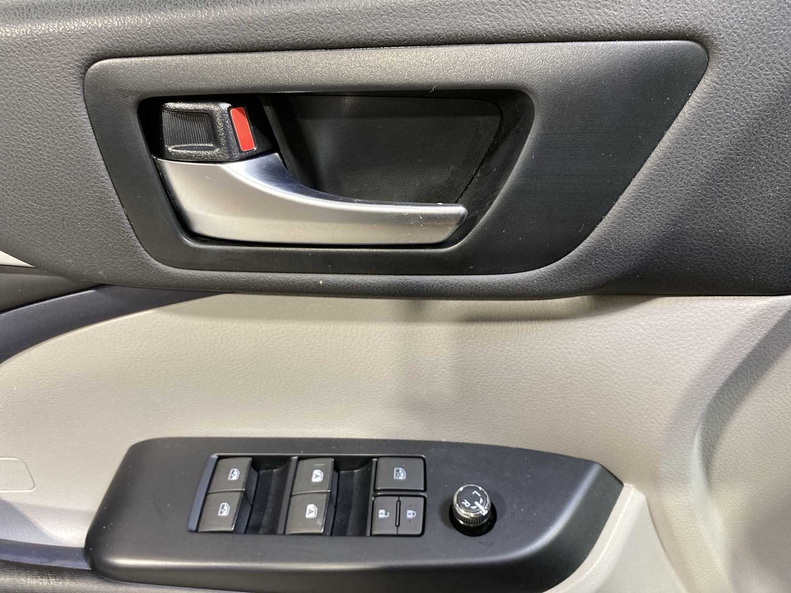 Thumbnail: 2019 Toyota Highlander - 23