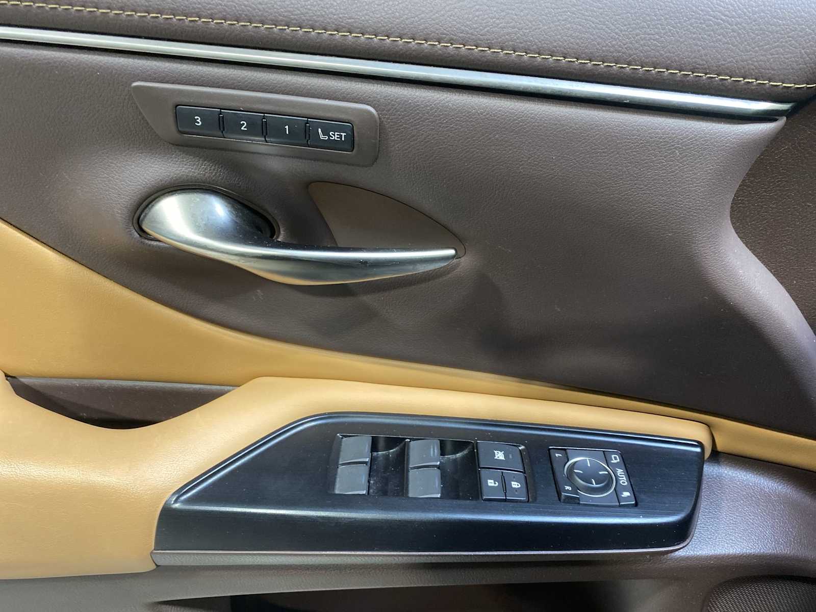 Thumbnail: 2020 Lexus ES - 23