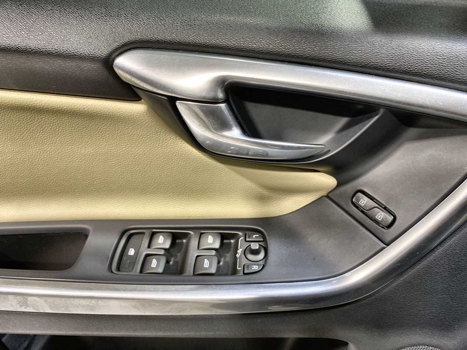 Thumbnail: 2016 Volvo XC60 - 22