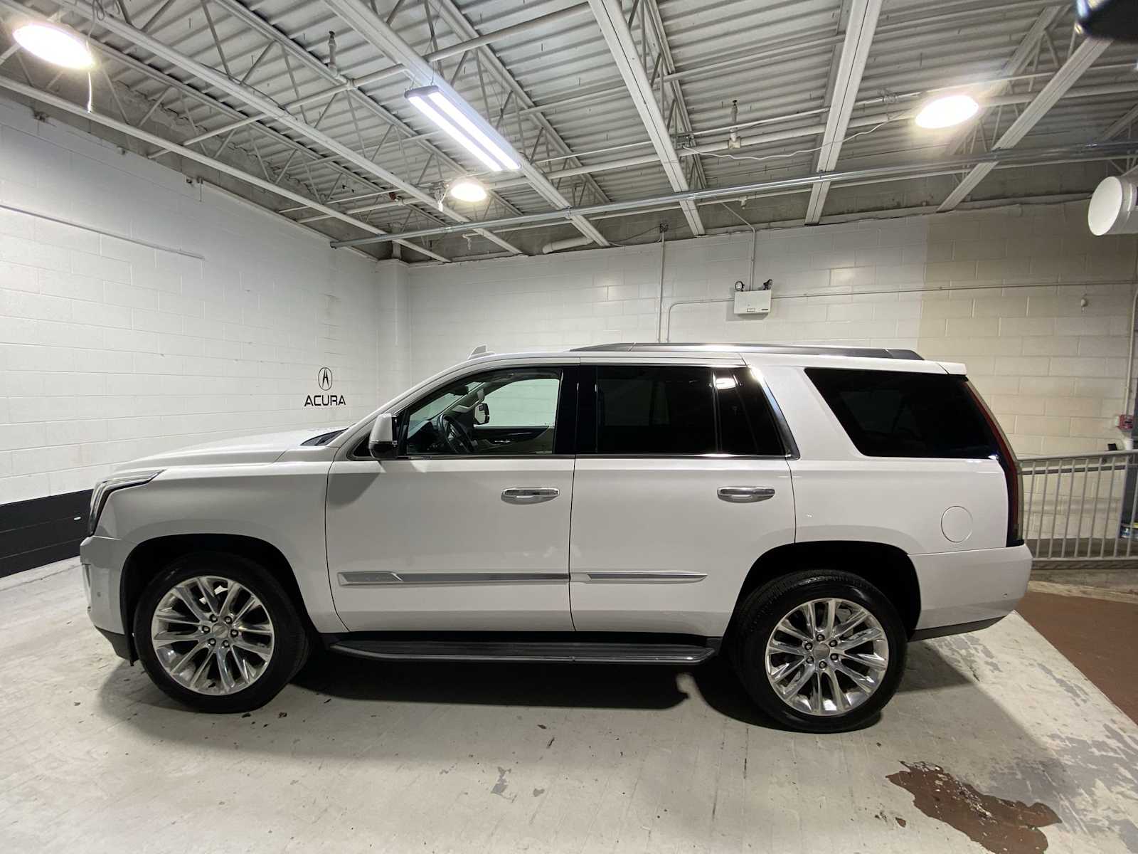 Thumbnail: 2020 Cadillac Escalade - 3