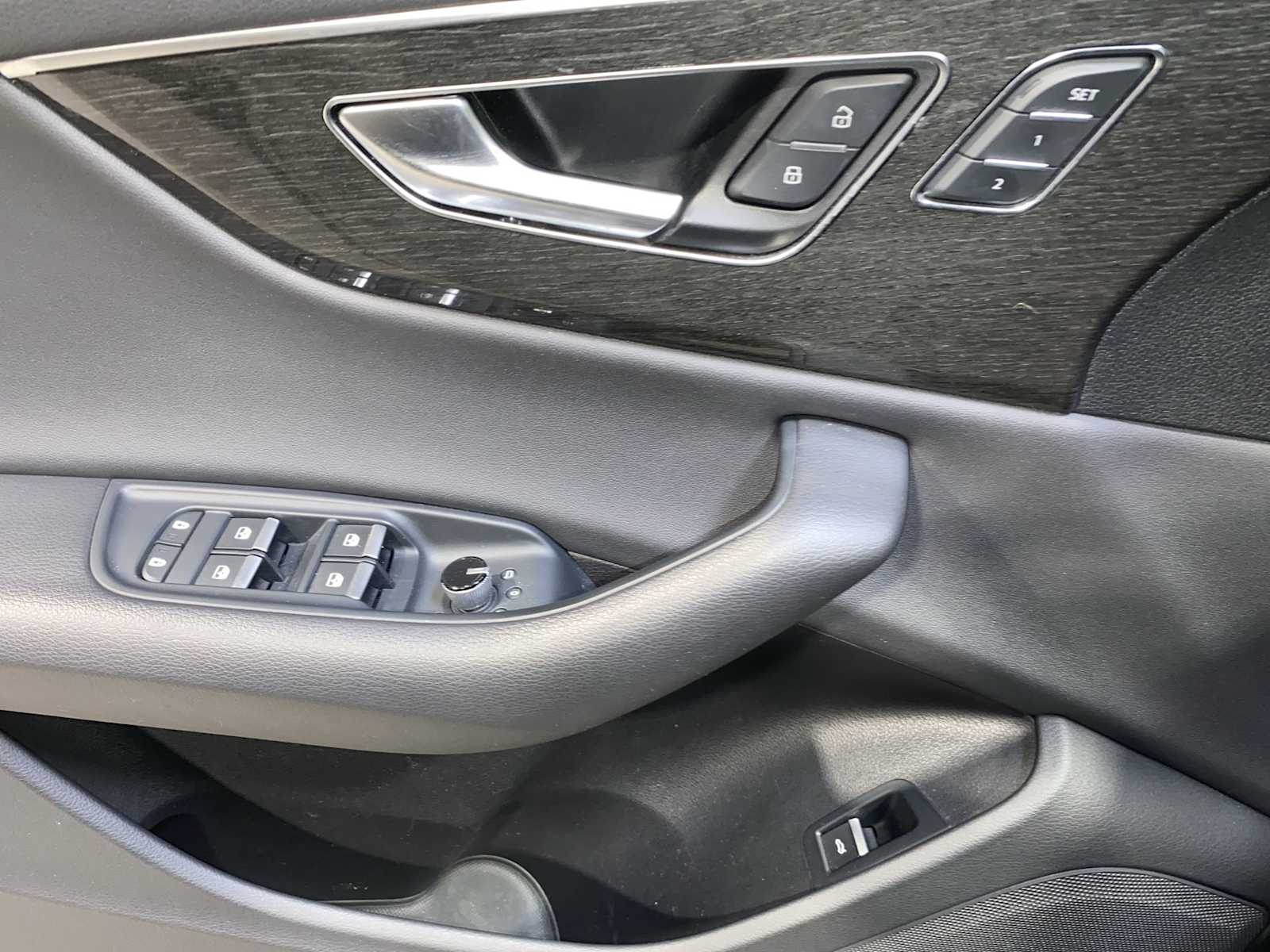 Thumbnail: 2020 Audi Q8 - 23