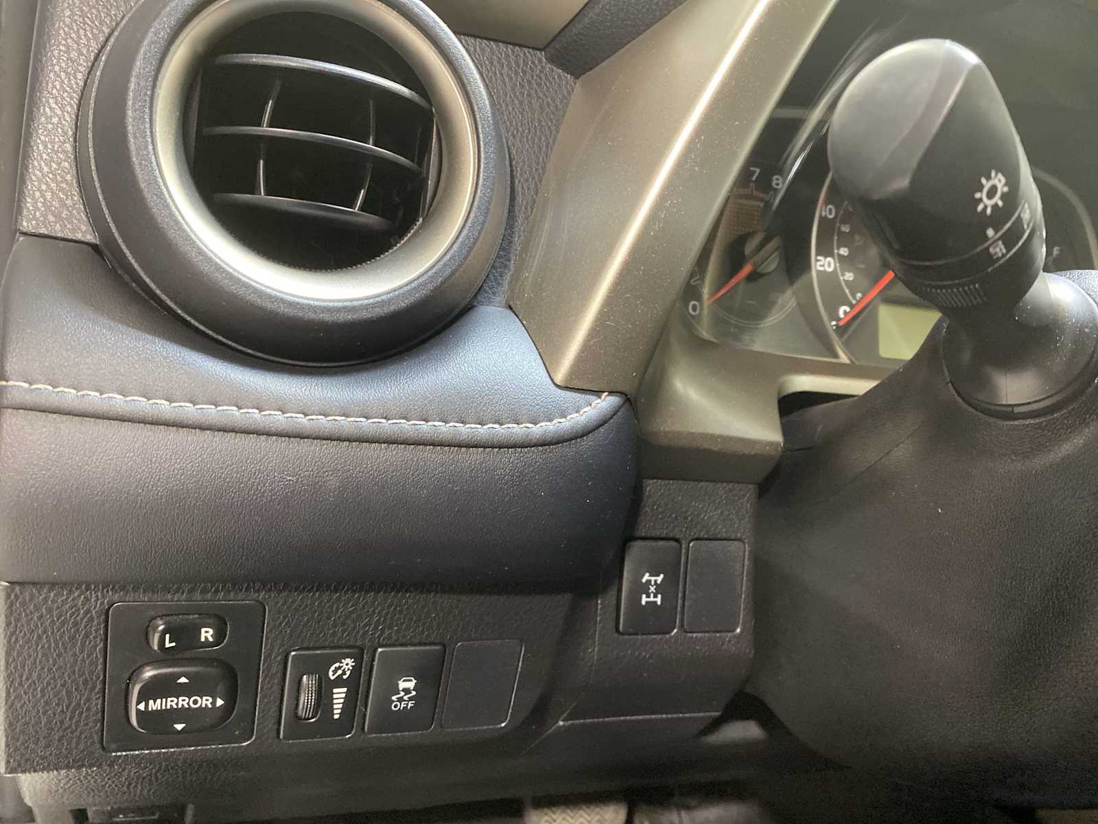 Thumbnail: 2015 Toyota RAV4 - 24