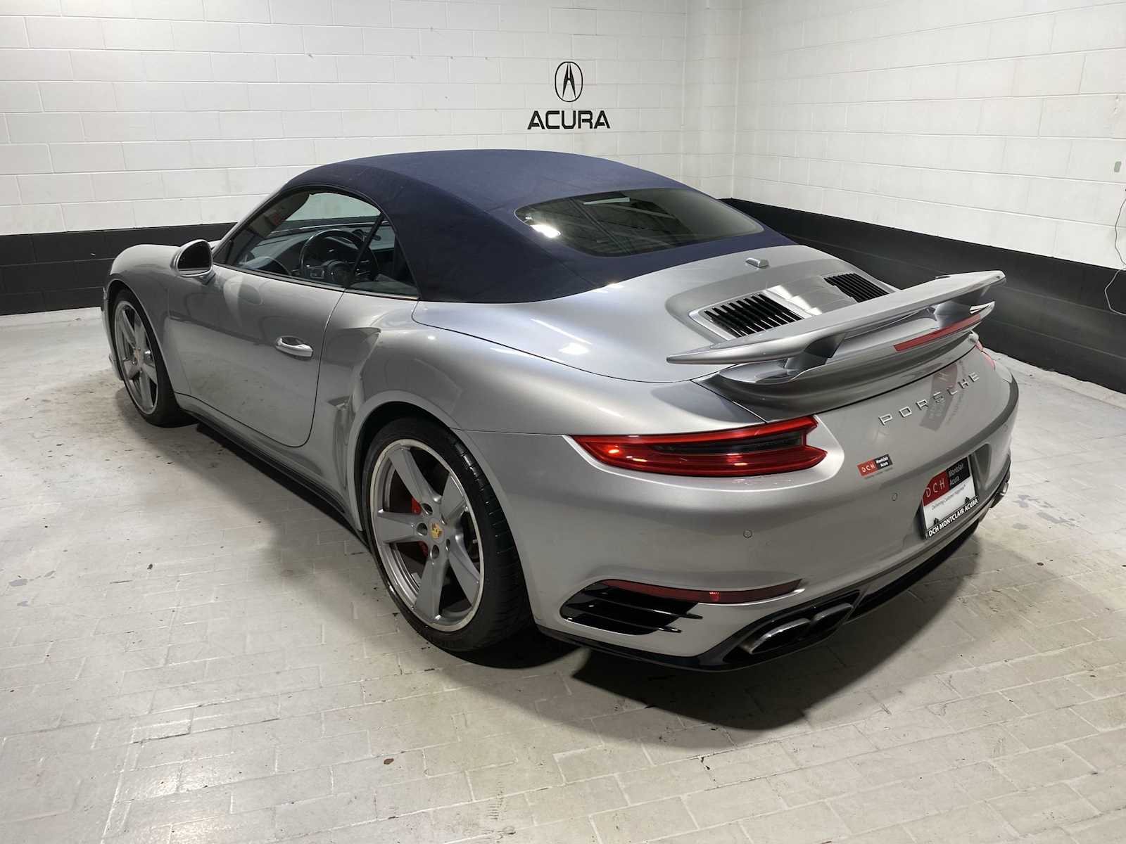 Thumbnail: 2017 Porsche 911 - 4