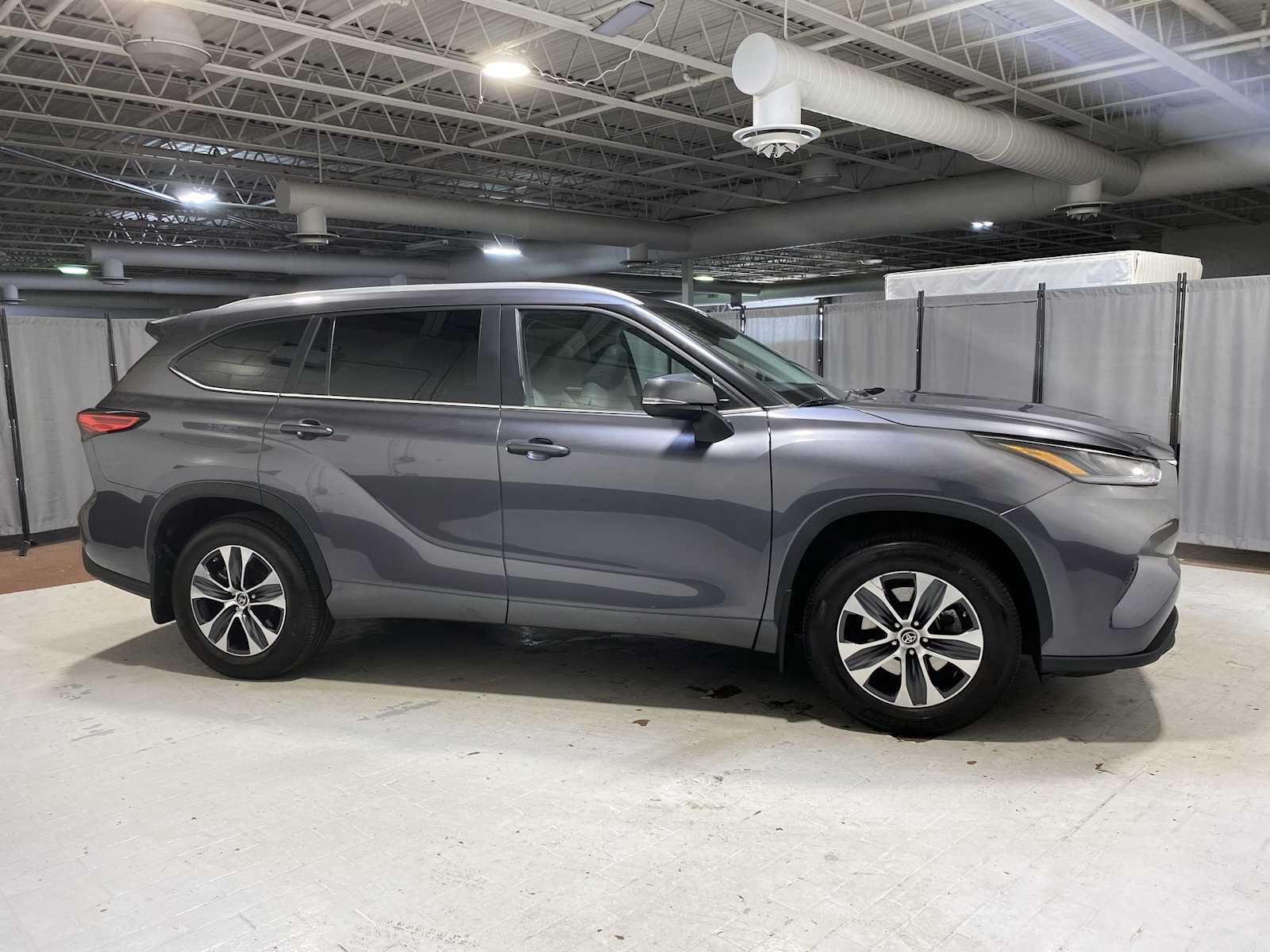 Thumbnail: 2023 Toyota Highlander - 27