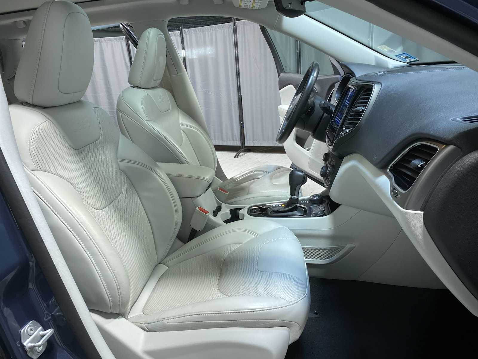 Thumbnail: 2020 Jeep Cherokee - 14