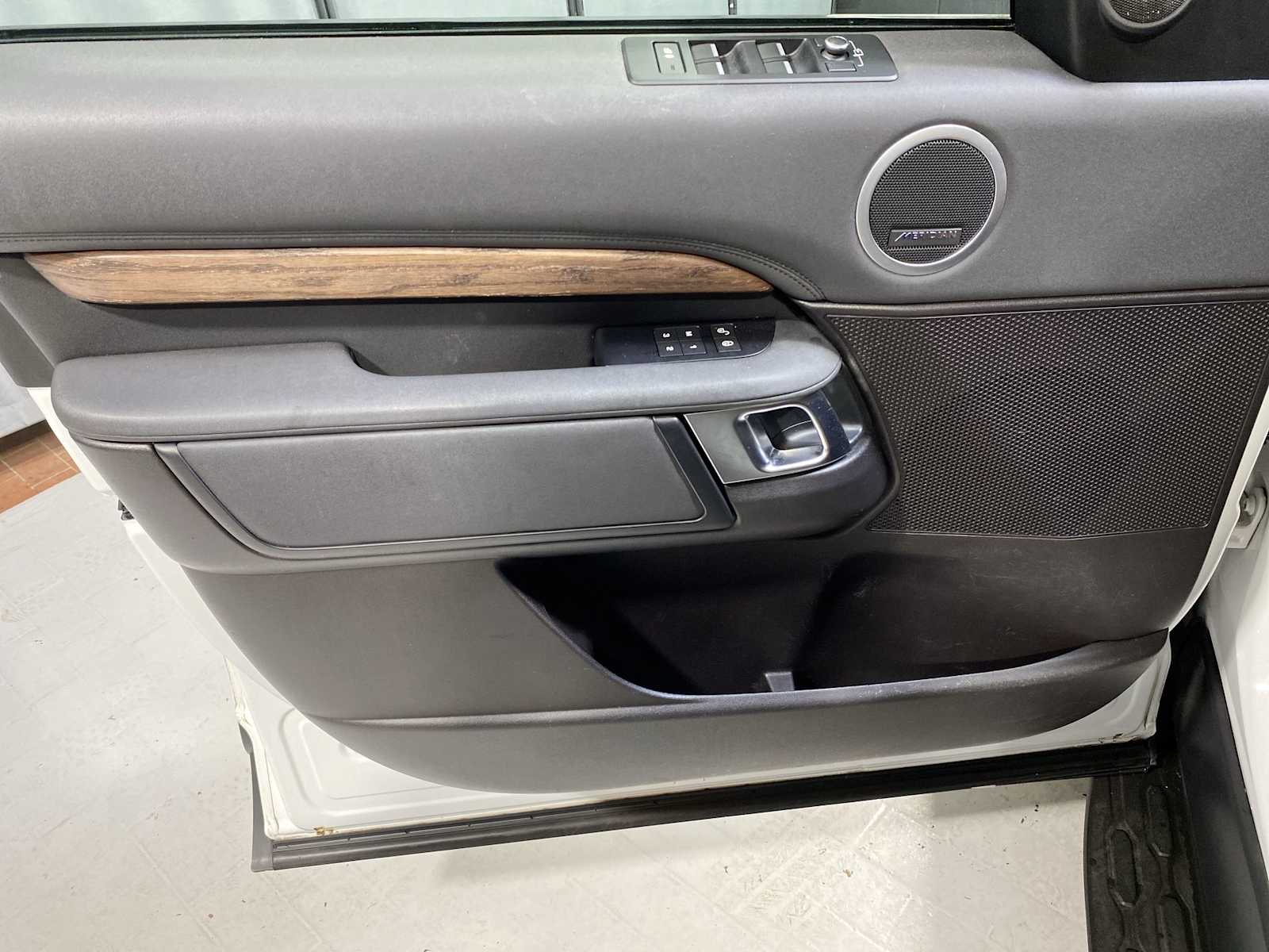Thumbnail: 2017 Land Rover Discovery - 22