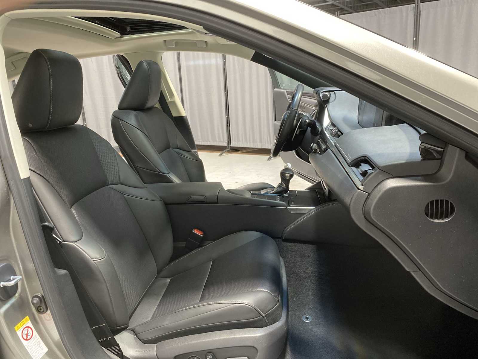 Thumbnail: 2019 Lexus ES - 14