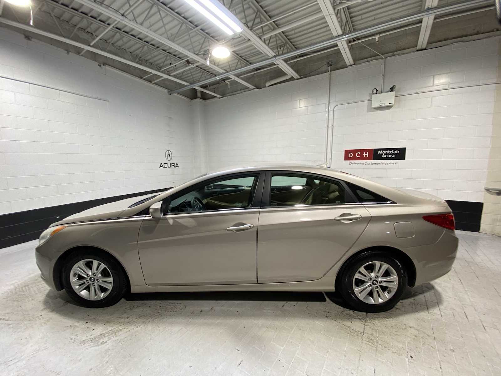 Thumbnail: 2011 Hyundai Sonata - 3