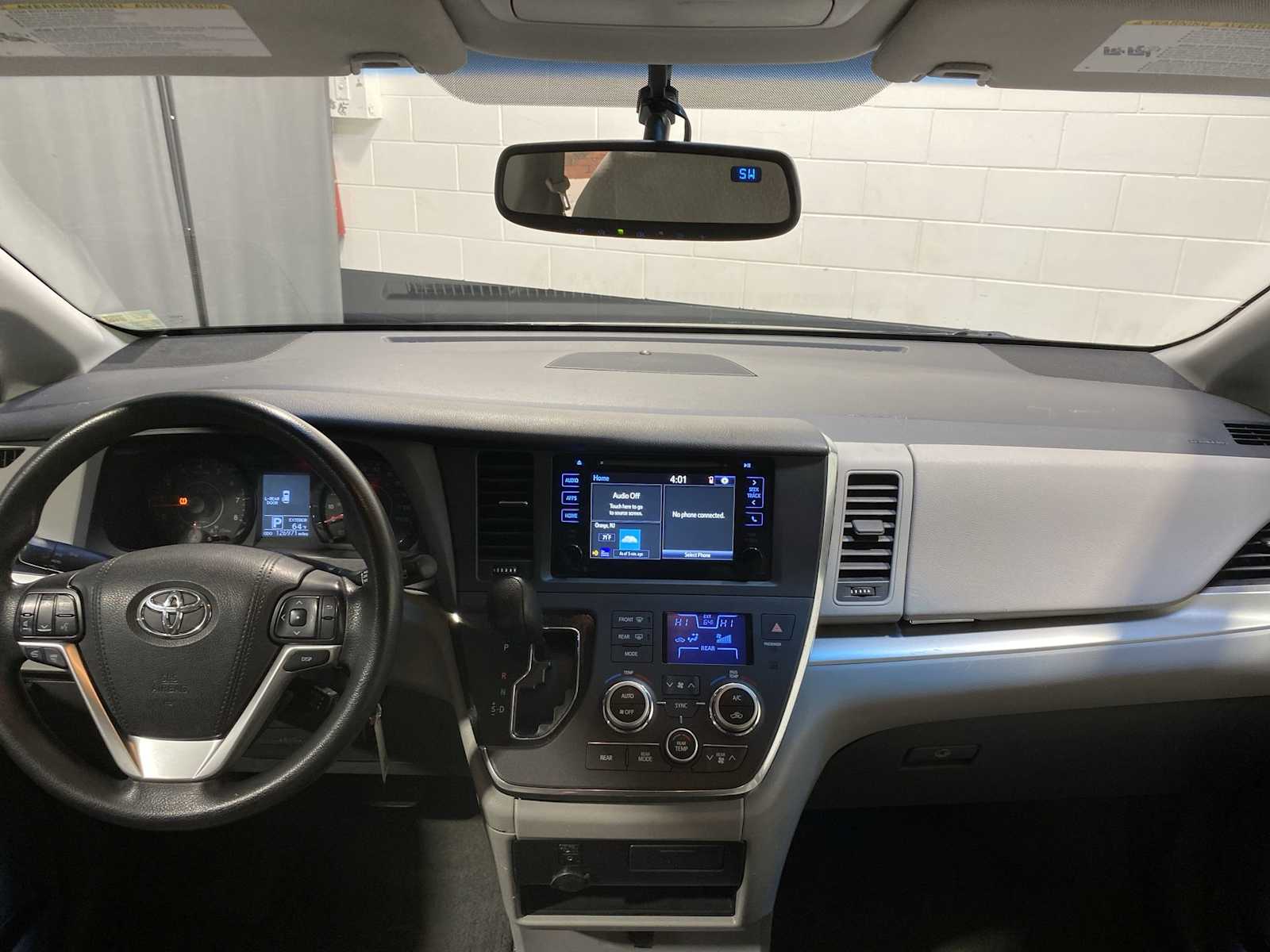 Thumbnail: 2015 Toyota Sienna - 10
