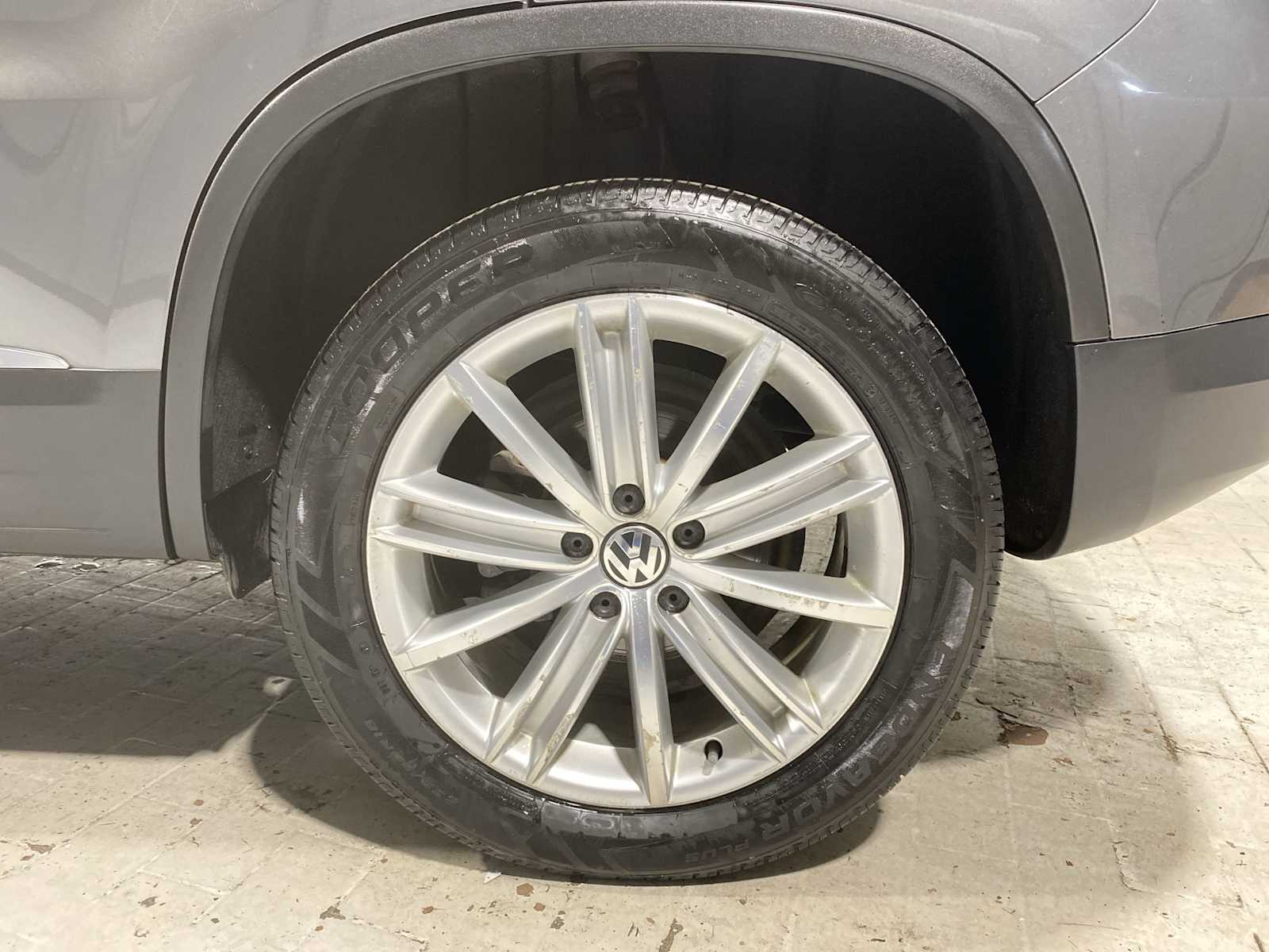 Thumbnail: 2014 Volkswagen Tiguan - 8