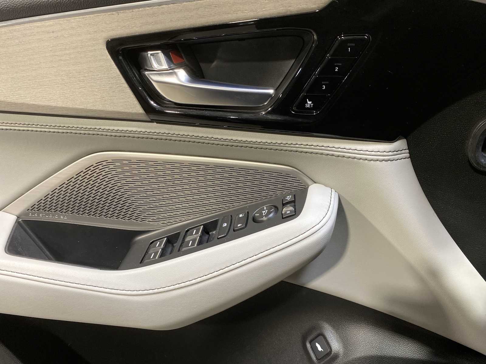 Thumbnail: 2023 Acura MDX - 23