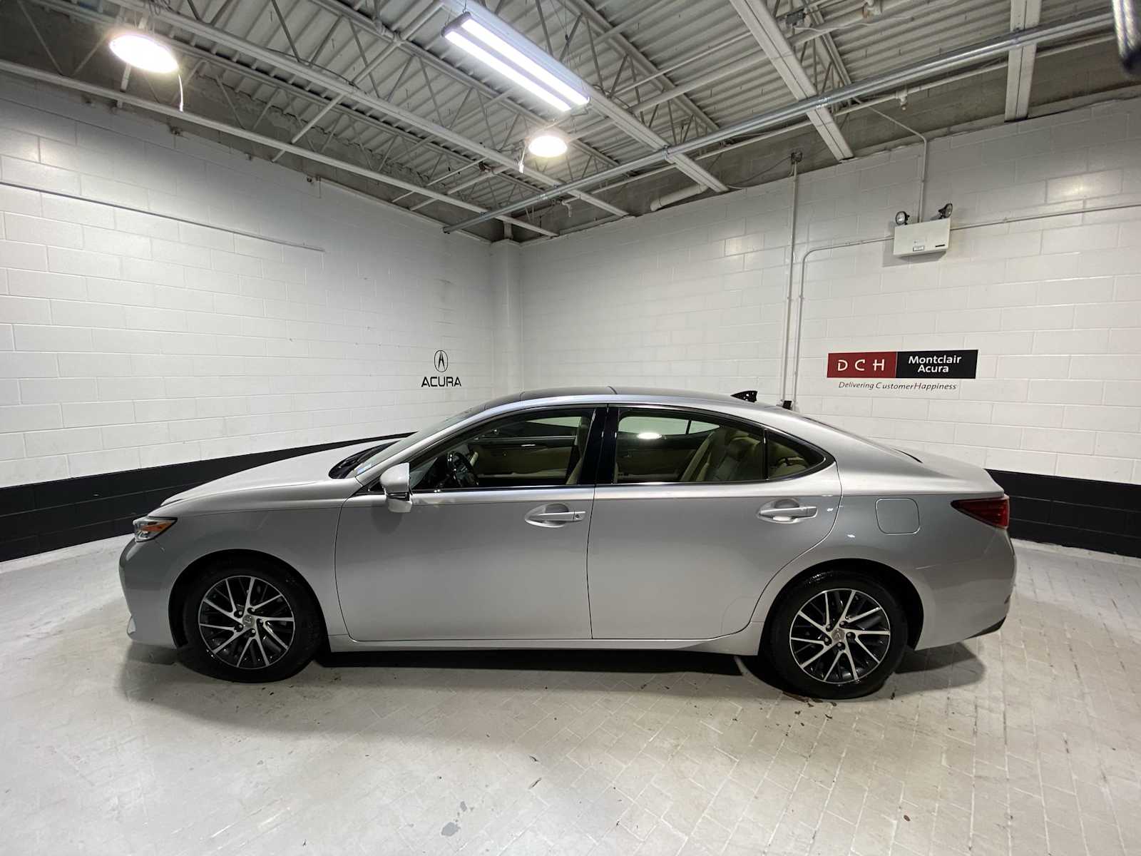 Thumbnail: 2016 Lexus ES - 3